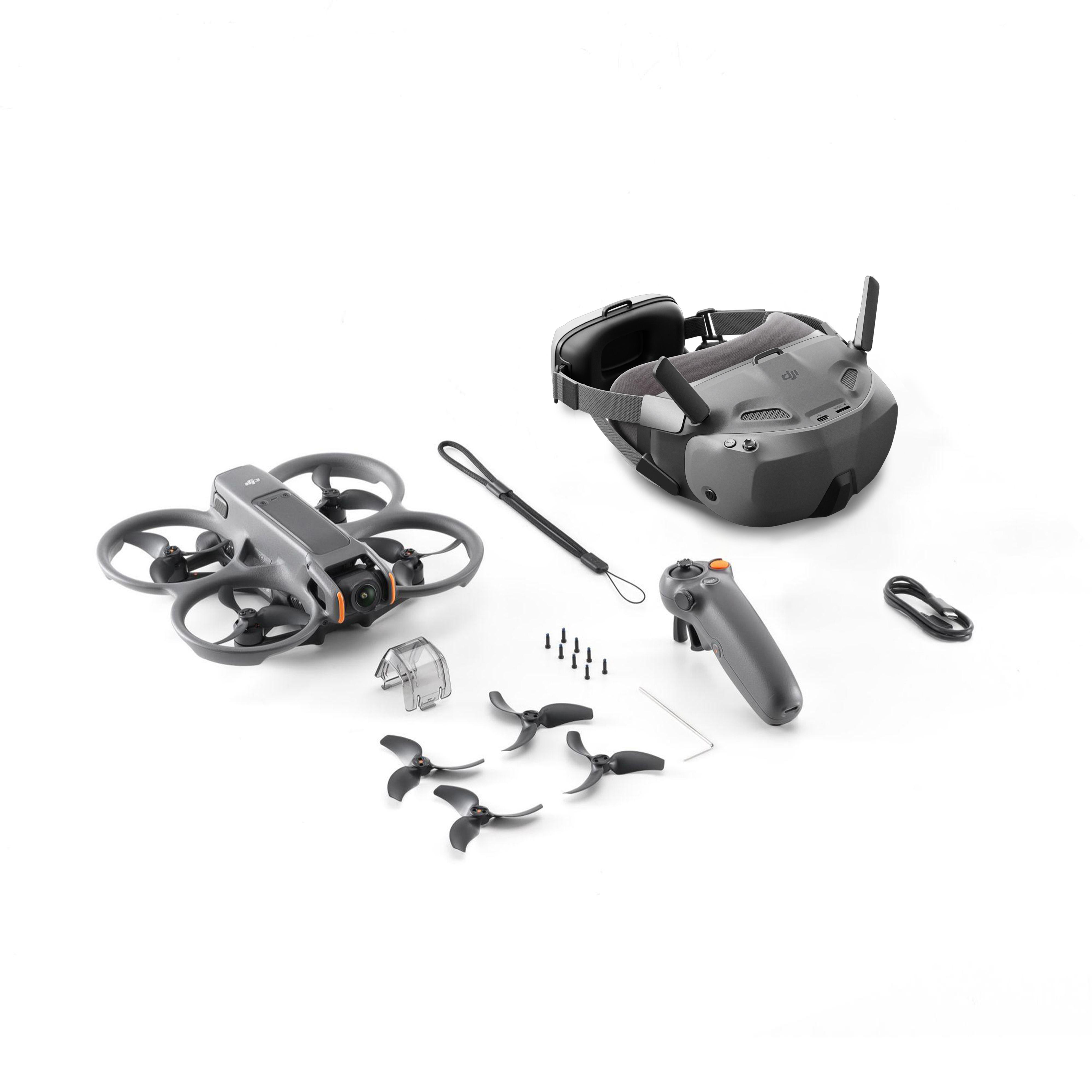 Ein Drohnen-Kit, einschließlich Drohne, Brille, Fernbedienung, Ersatzteile auf weißem Hintergrund.