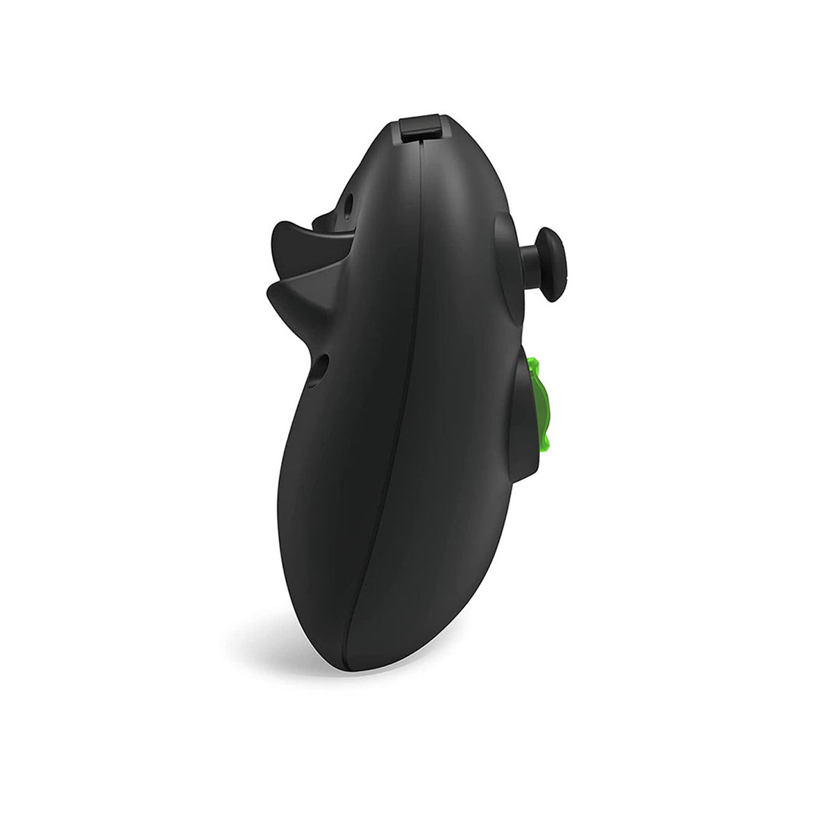 Ein schwarzer Gamecontroller von der Seite vor weißem Hintergrund. Er hat grüne Akzente und einen Joystick.