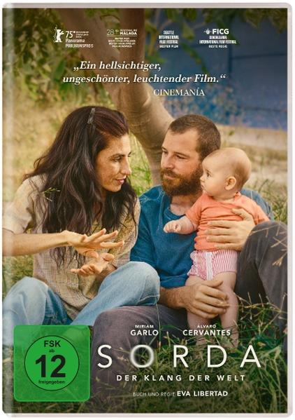 Ein Filmplakat zeigt eine Familie: eine Frau, ein Mann und ein Baby. Der Titel lautet Sorda. Der Hintergrund ist ein grünes Feld.