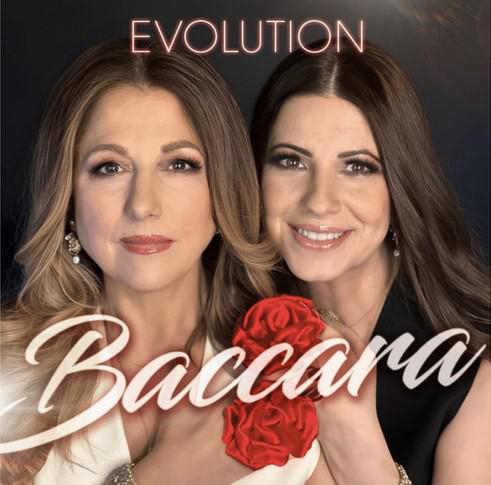 Zwei Frauen, eine mit blonden Haaren, die andere mit braunen Haaren, halten rote Rosen mit "Baccara"-Text und "Evolution" darüber.