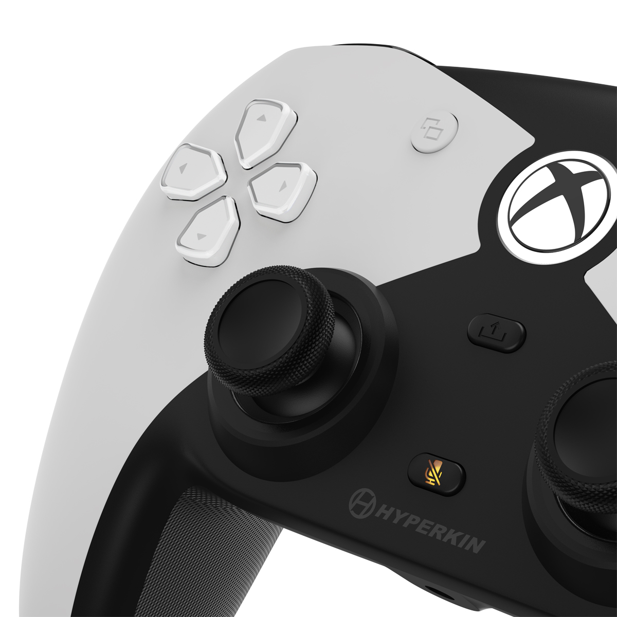 Nahaufnahme eines weiß-schwarzen Gamecontrollers. Er hat Knöpfe, Joysticks und das Xbox-Logo.