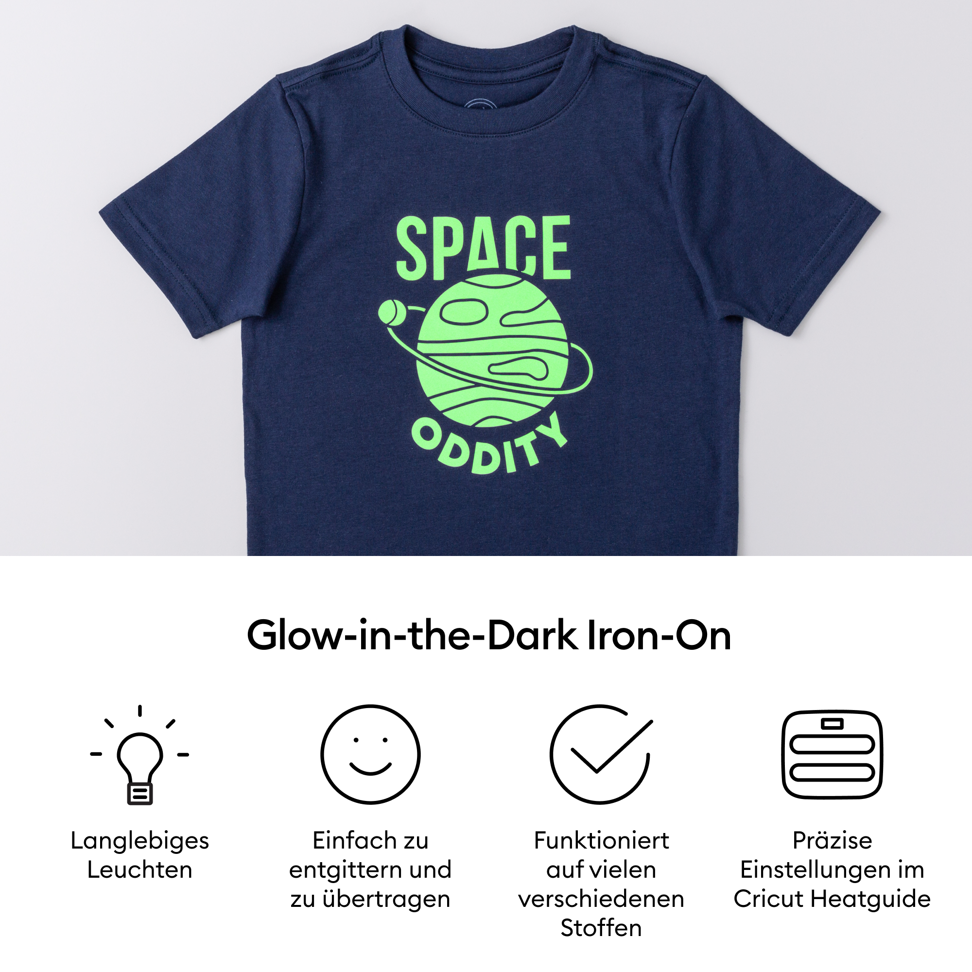 Marineblaues T-Shirt mit leuchtend grüner Weltraumgrafik. Text lautet 'SPACE ODDITY'. Weißer Hintergrund mit Icons darunter.