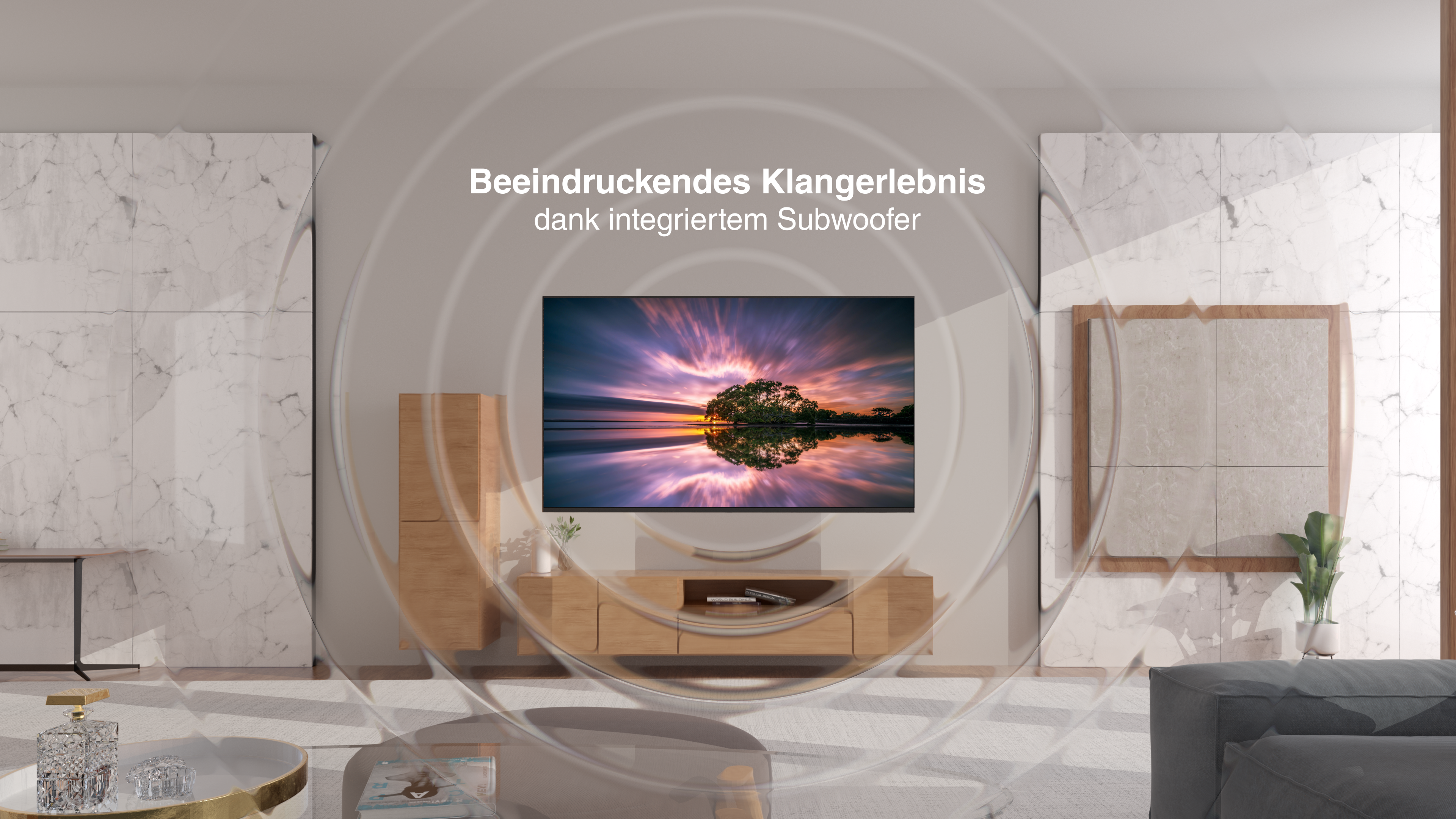 Wohnzimmer mit Fernseher. Der Bildschirm zeigt eine Sonnenuntergangslandschaft. Es gibt ein Holzschrank und zwei marmorähnliche Wandpaneele.