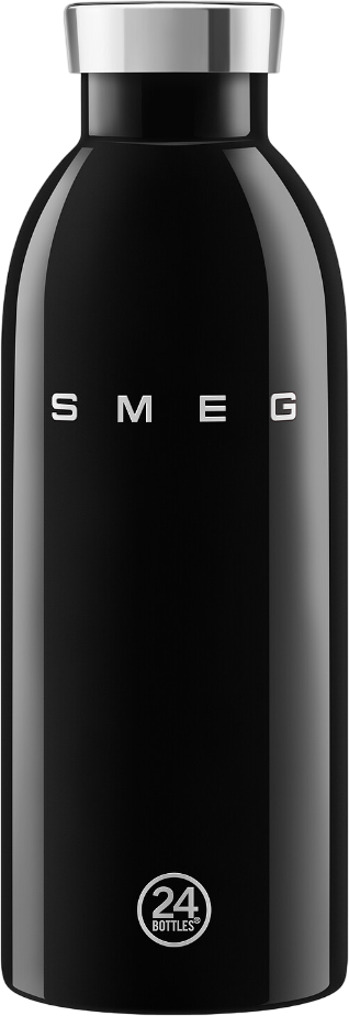 Eine schwarze Smeg-Wasserflasche mit silbernem Deckel. Der Markenname ist sichtbar. Die Flasche hat unten ein 24 Bottles-Logo.