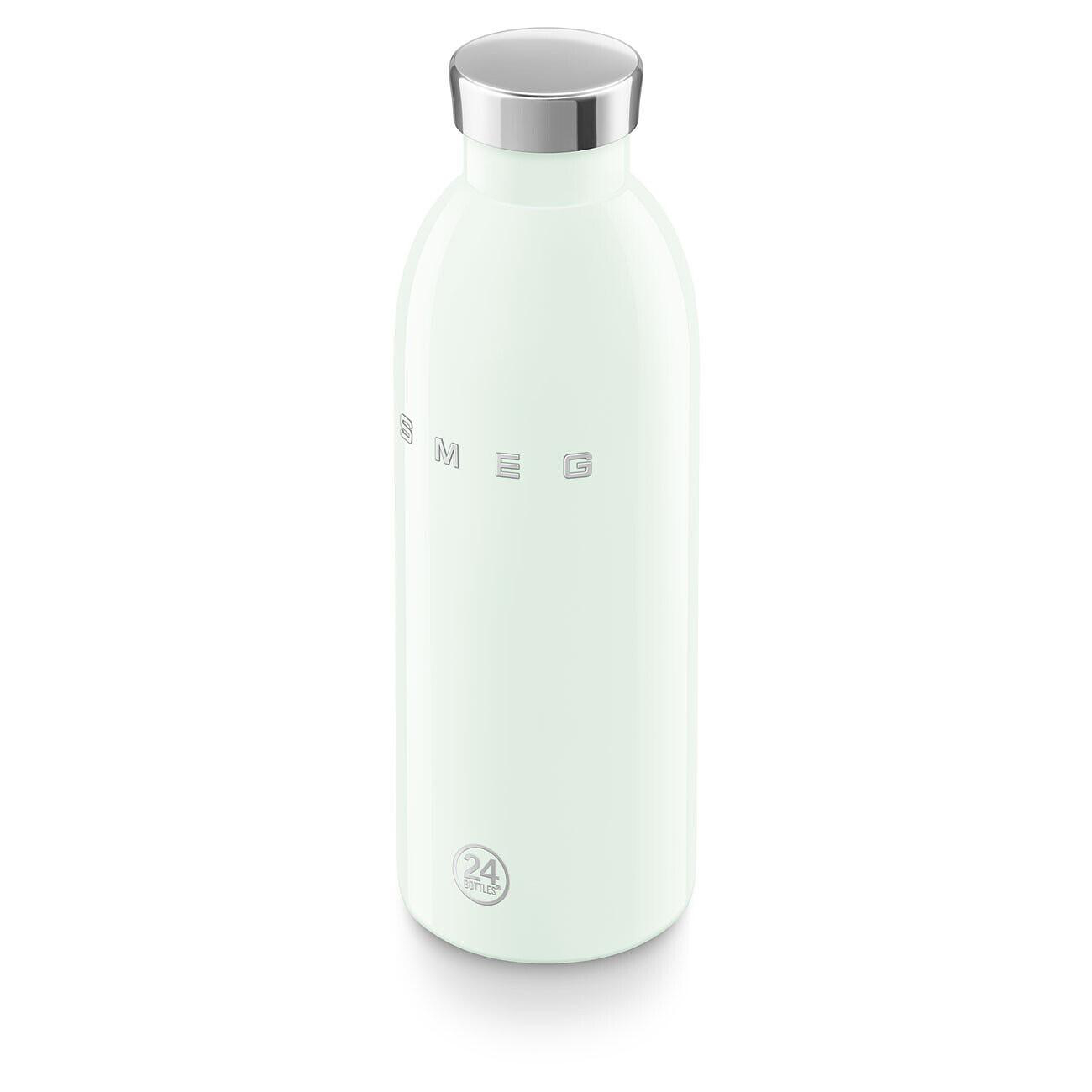 Eine hellgrüne Wasserflasche mit silbernem Deckel. Das Wort SMEG ist aufgedruckt. Die Flasche hat ein 24 Bottles-Logo.