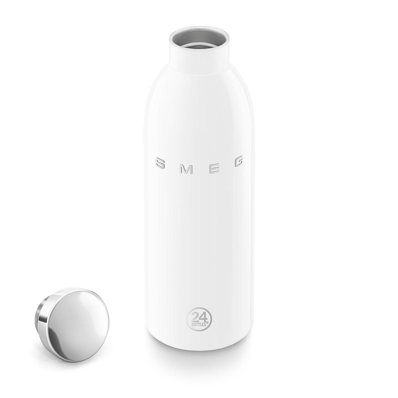 Eine weiße Smeg-Wasserflasche mit einem silbernen Deckel daneben. Auf der Flasche sind 'SMEG' und '24 Bottles' aufgedruckt.