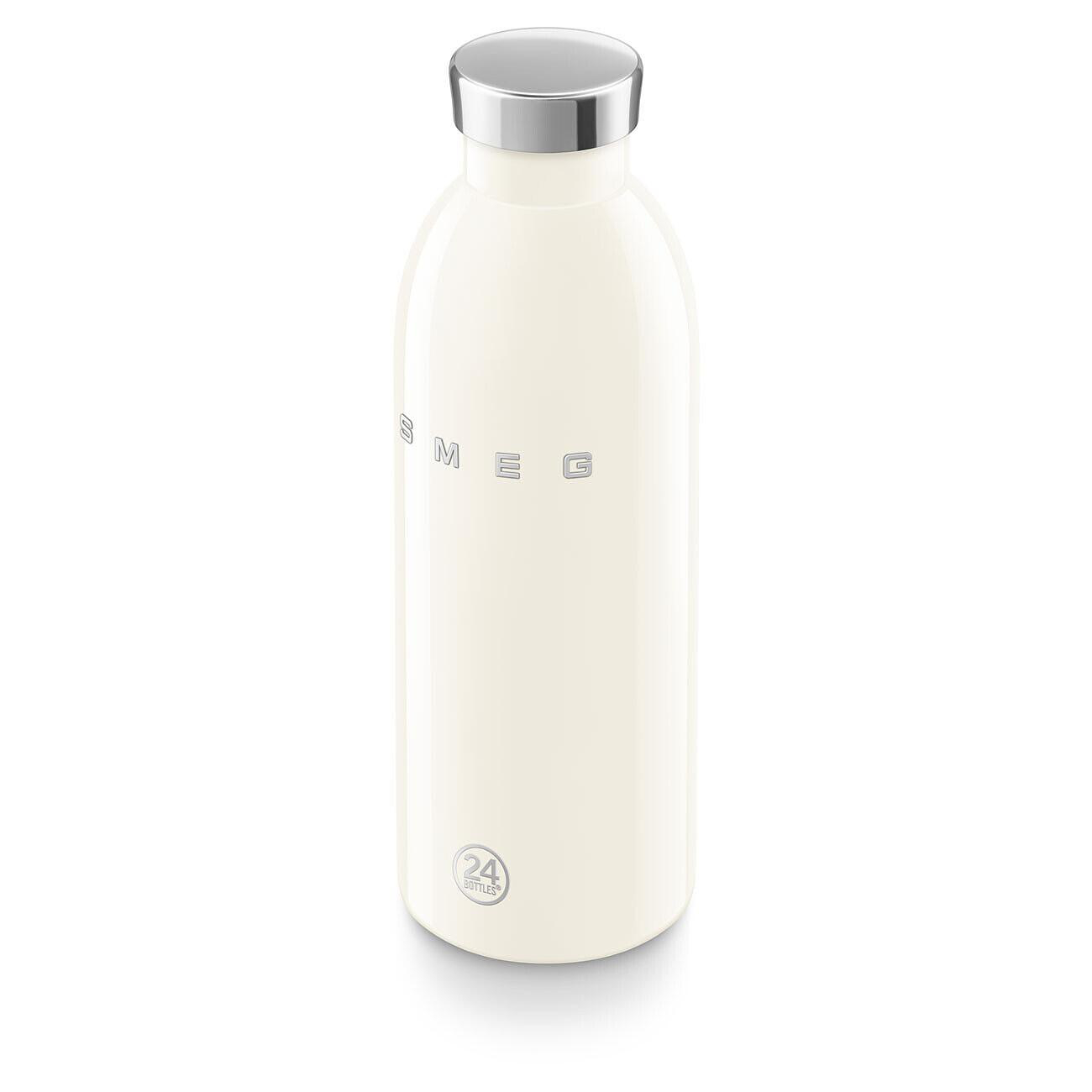 Eine cremefarbene Wasserflasche mit silbernem Deckel. Das Wort 'Smeg' ist darauf gedruckt. Es hat auch ein '24 bottles' Logo.