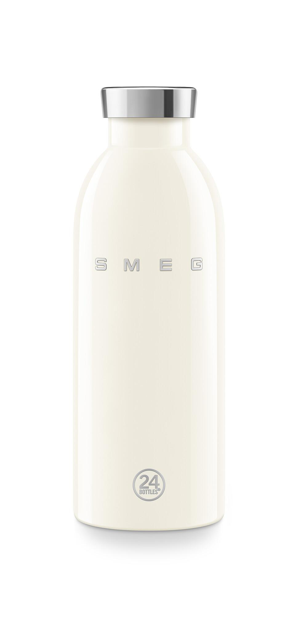 Eine cremefarbene Wasserflasche mit silbernem Deckel. Die Flasche hat den Markennamen SMEG und ein 24 Bottles Logo.
