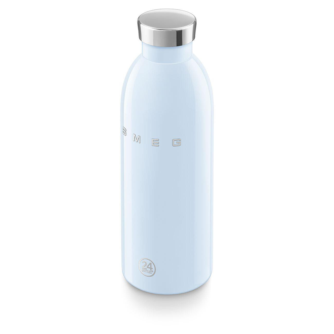Eine hellblaue SMEG-Wasserflasche mit silbernem Deckel. Die Flasche hat das SMEG-Logo und '24 Bottles' aufgedruckt.