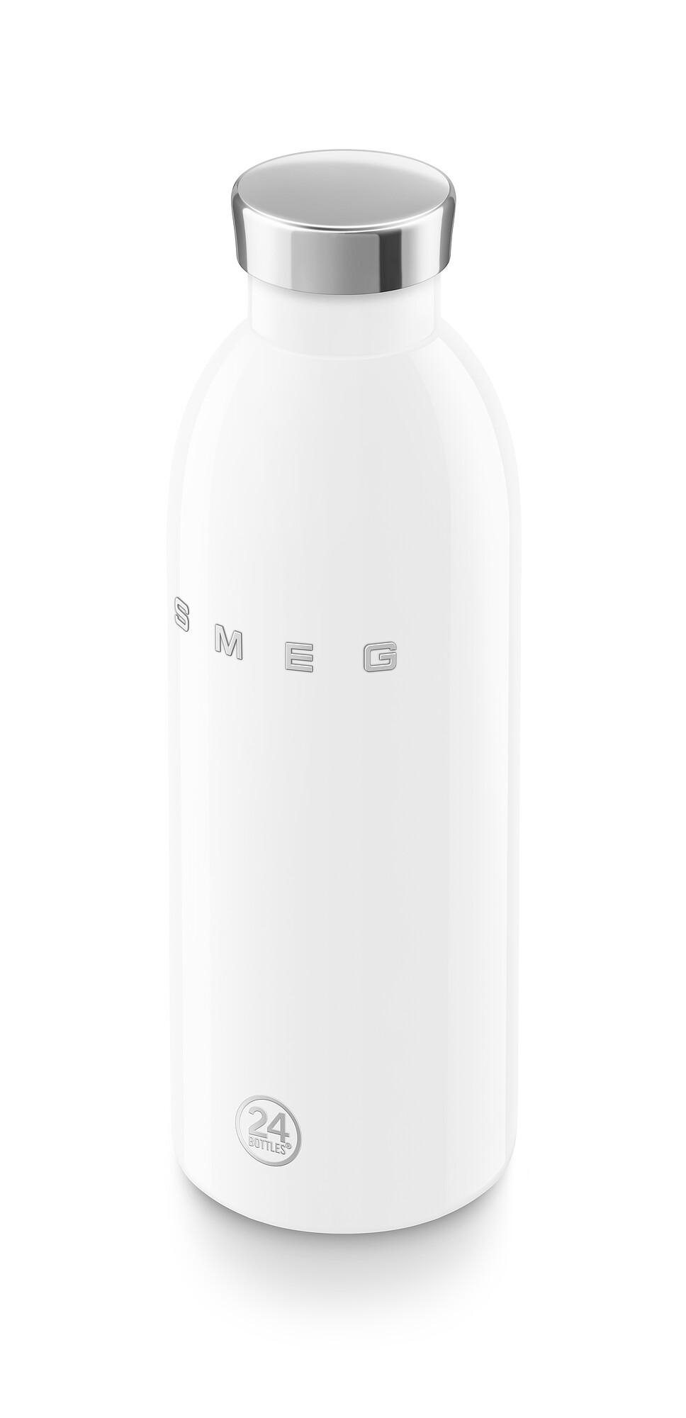 Eine weiße Wasserflasche mit silbernem Deckel. Die Flasche trägt das Wort SMEG und das 24 Bottles-Logo.