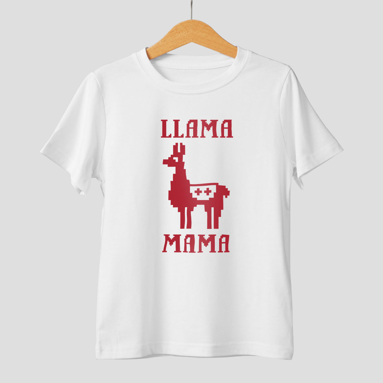 Weißes T-Shirt mit einem roten, pixeligen Lama-Design. Die Wörter LLAMA und MAMA stehen ober- und unterhalb des Lamas.