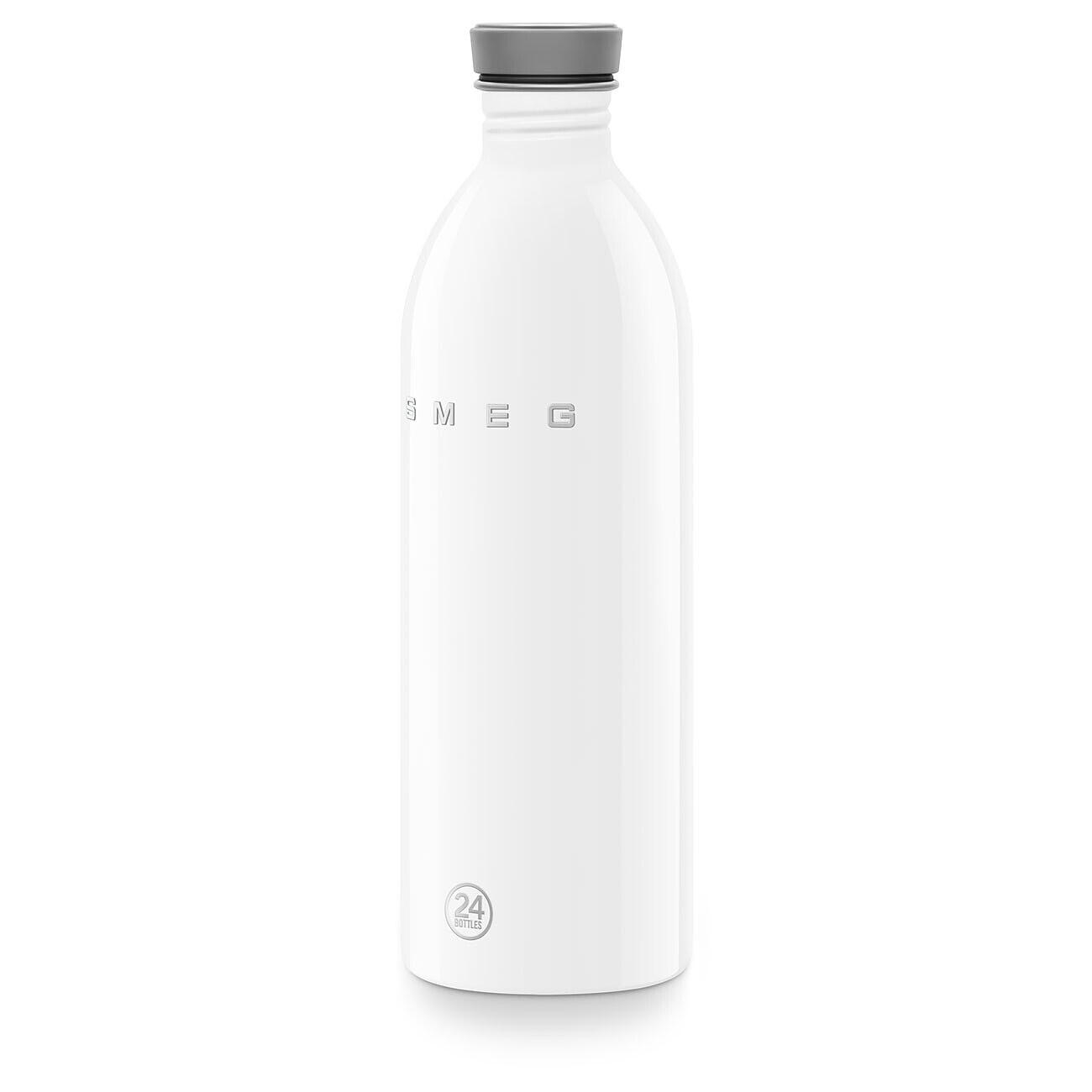 Eine weiße Wasserflasche mit grauem Deckel. Die Flasche hat das SMEG-Logo und das Etikett '24 bottles'.