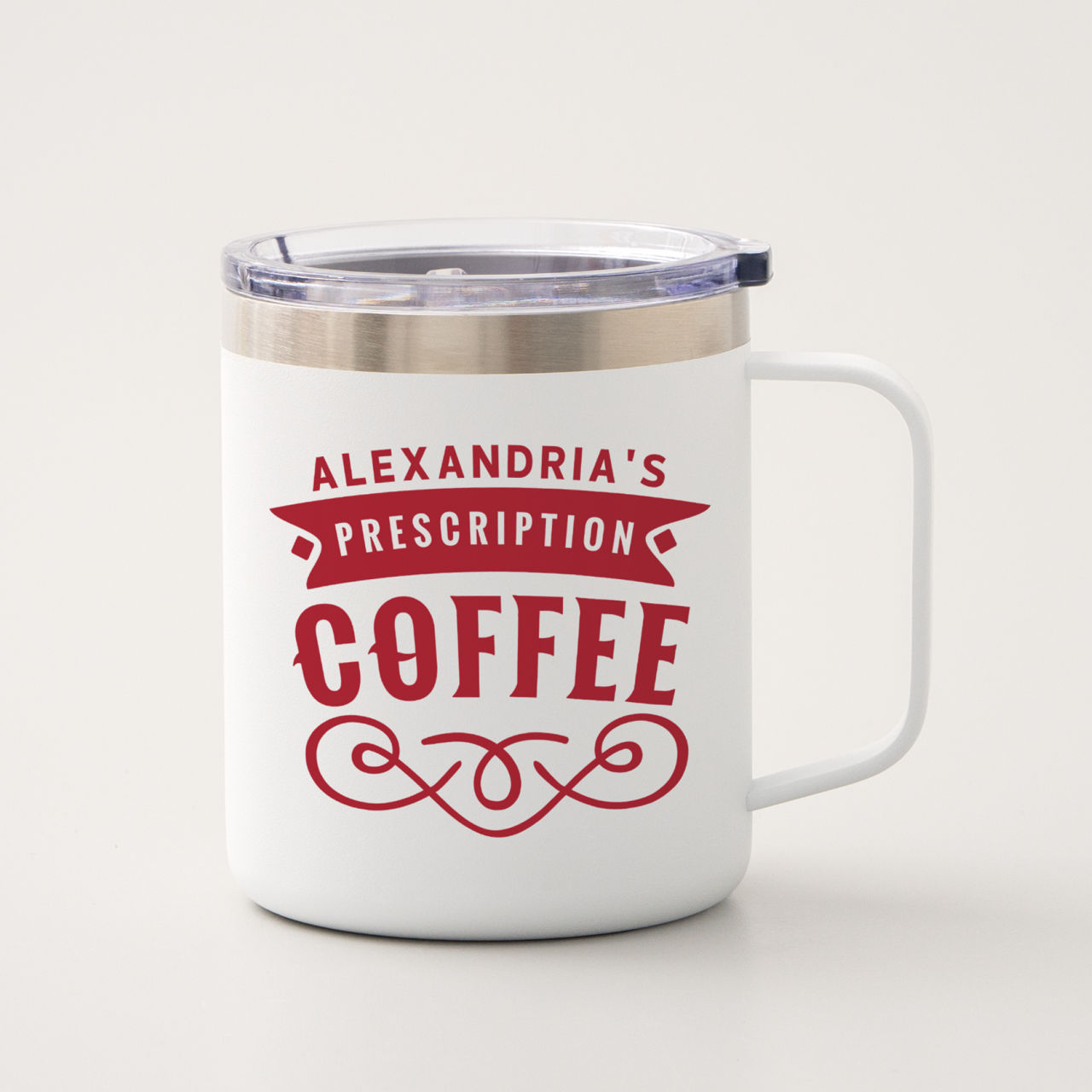 Ein weißer Kaffeebecher mit dem roten Text 'Alexandrias Rezeptkaffee'. Er hat einen Griff und einen silbernen Randdeckel.