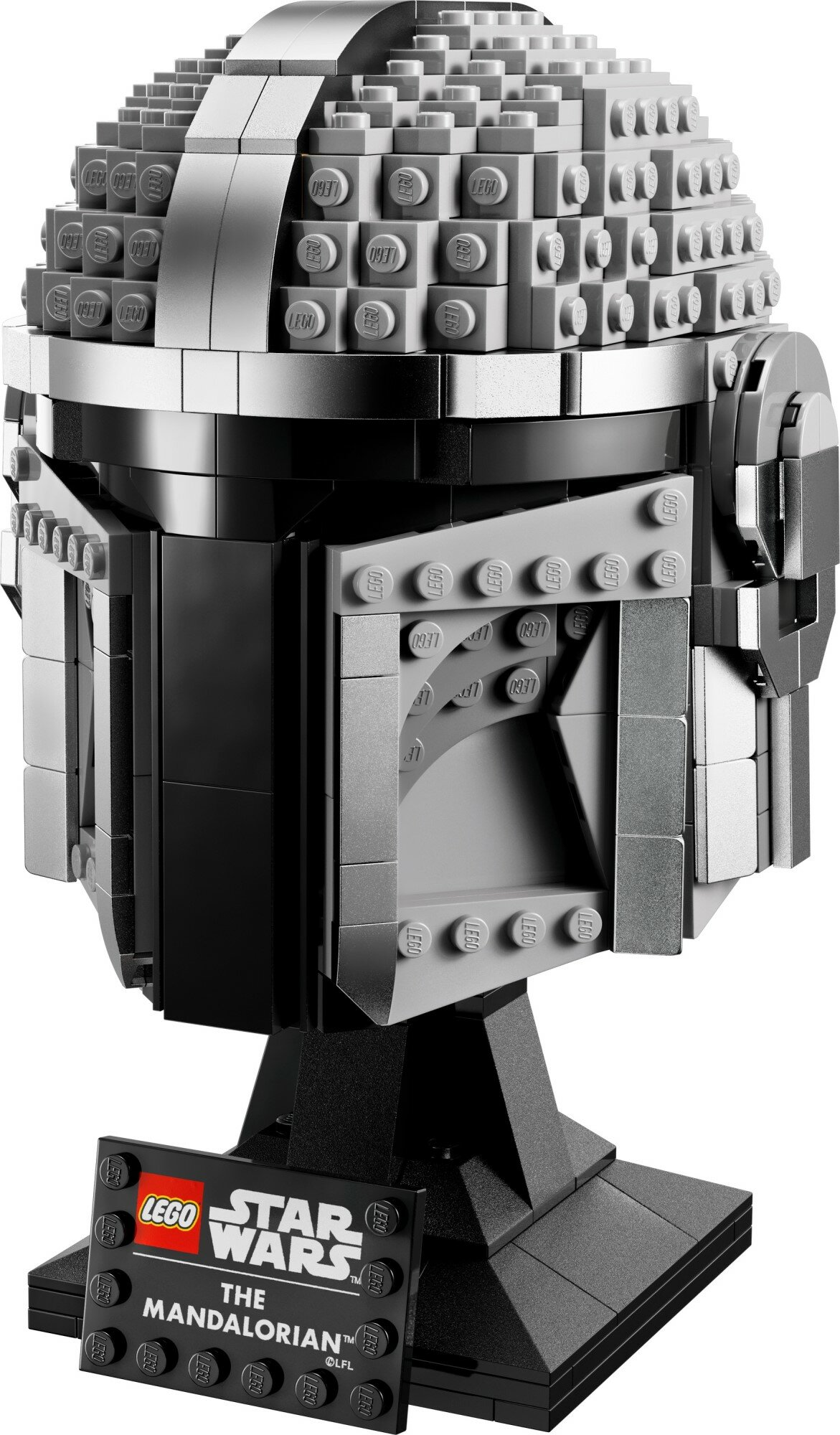 Kask Lego Star Wars Mandalorian. Zbudowany z szarych i czarnych klocków Lego, na czarnym stojaku. Podstawa ma logo Star Wars.