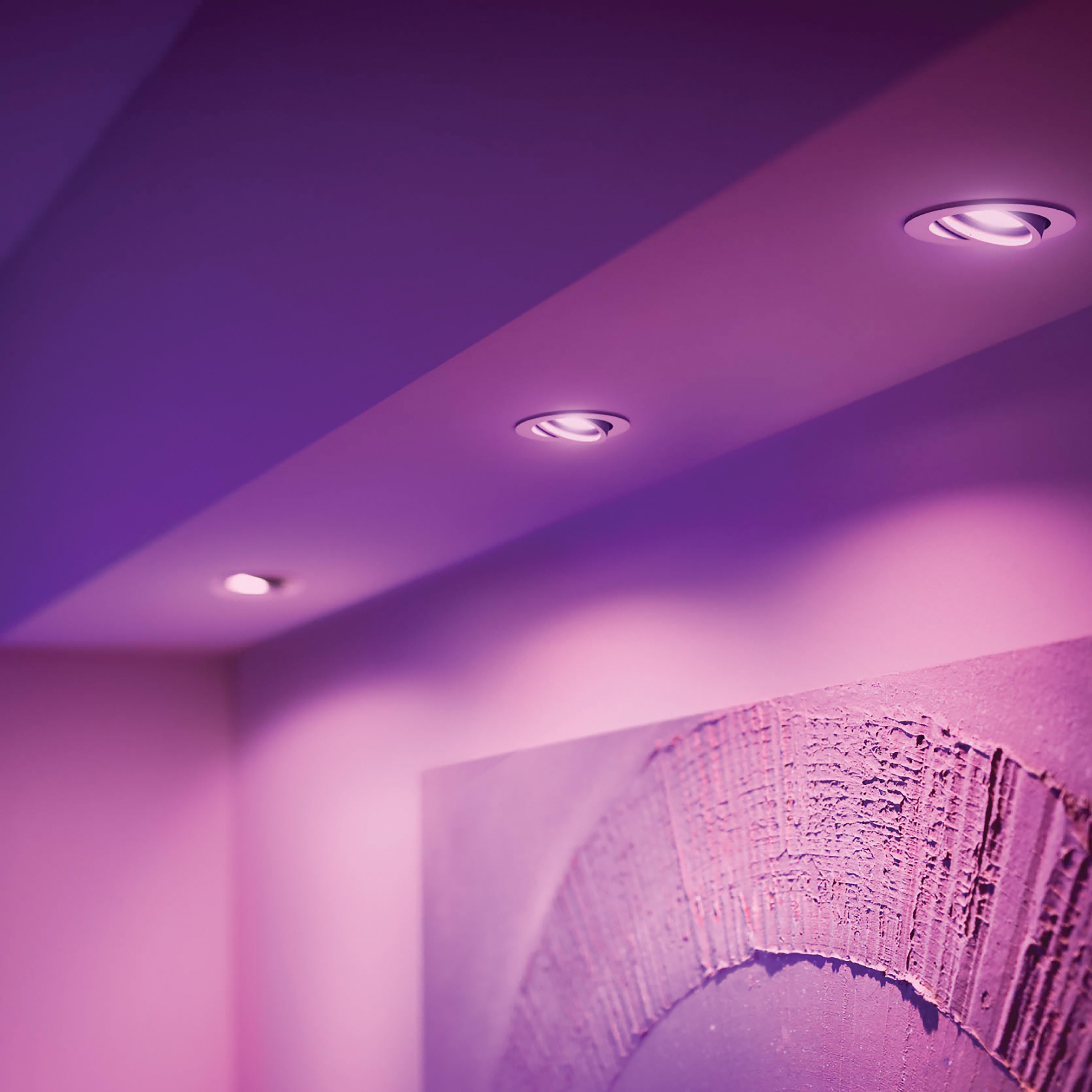 Decke mit drei Lichtern und einem Gemälde. Der Raum ist mit violettem Licht beleuchtet.