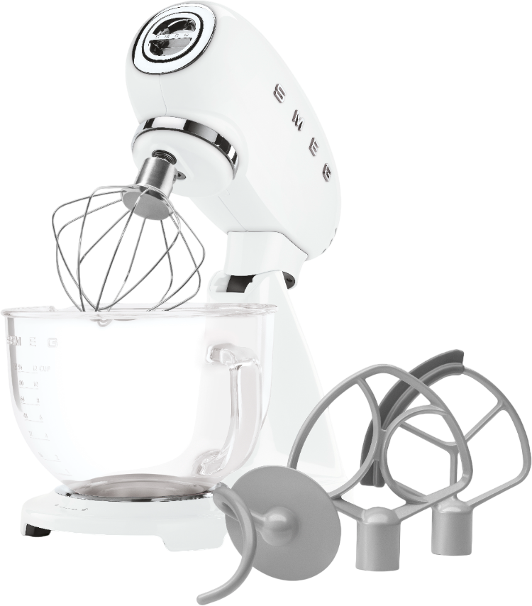 Ein weißer Smeg-Küchenmixer mit Aufsätzen. Enthält eine Glasschüssel, Schneebesen, Knethaken und anderes Zubehör.