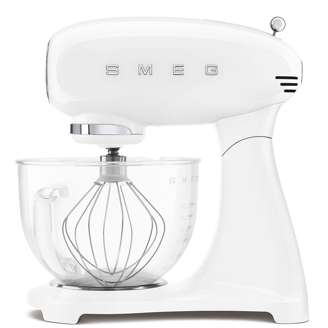 Ein weißer Smeg-Küchenmixer mit Glasschüssel und Schneebesenaufsatz. Der Mixer hat das Smeg-Logo und einen Bedienknopf.