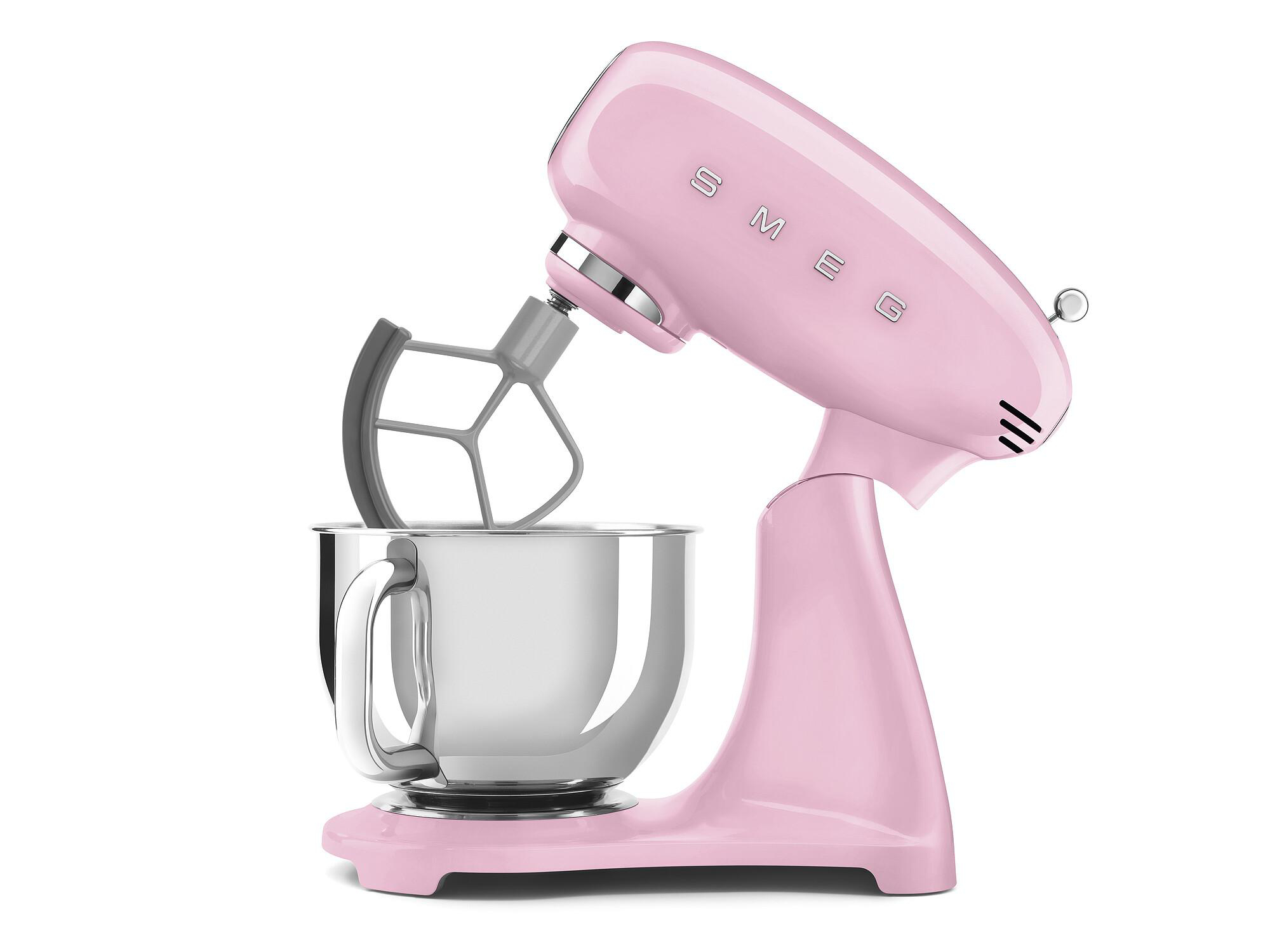 Ein rosafarbener SMEG-Küchenmixer auf weißem Hintergrund. Er hat eine Edelstahlschüssel und einen grauen Rühraufsatz.