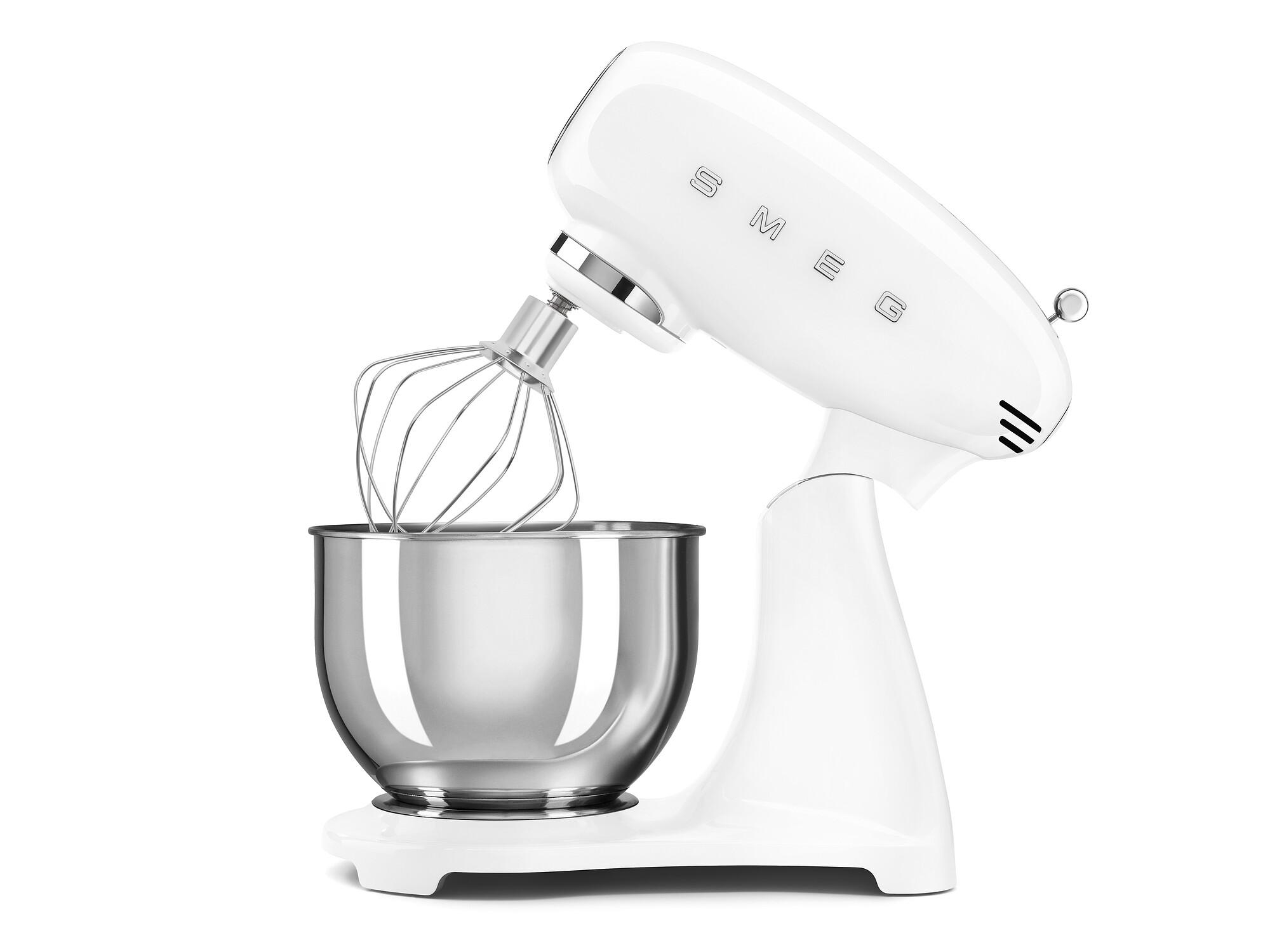 Ein weißer Smeg-Küchenmixer mit Schneebesenaufsatz, Edelstahlschüssel und Markennamen an der Seite.