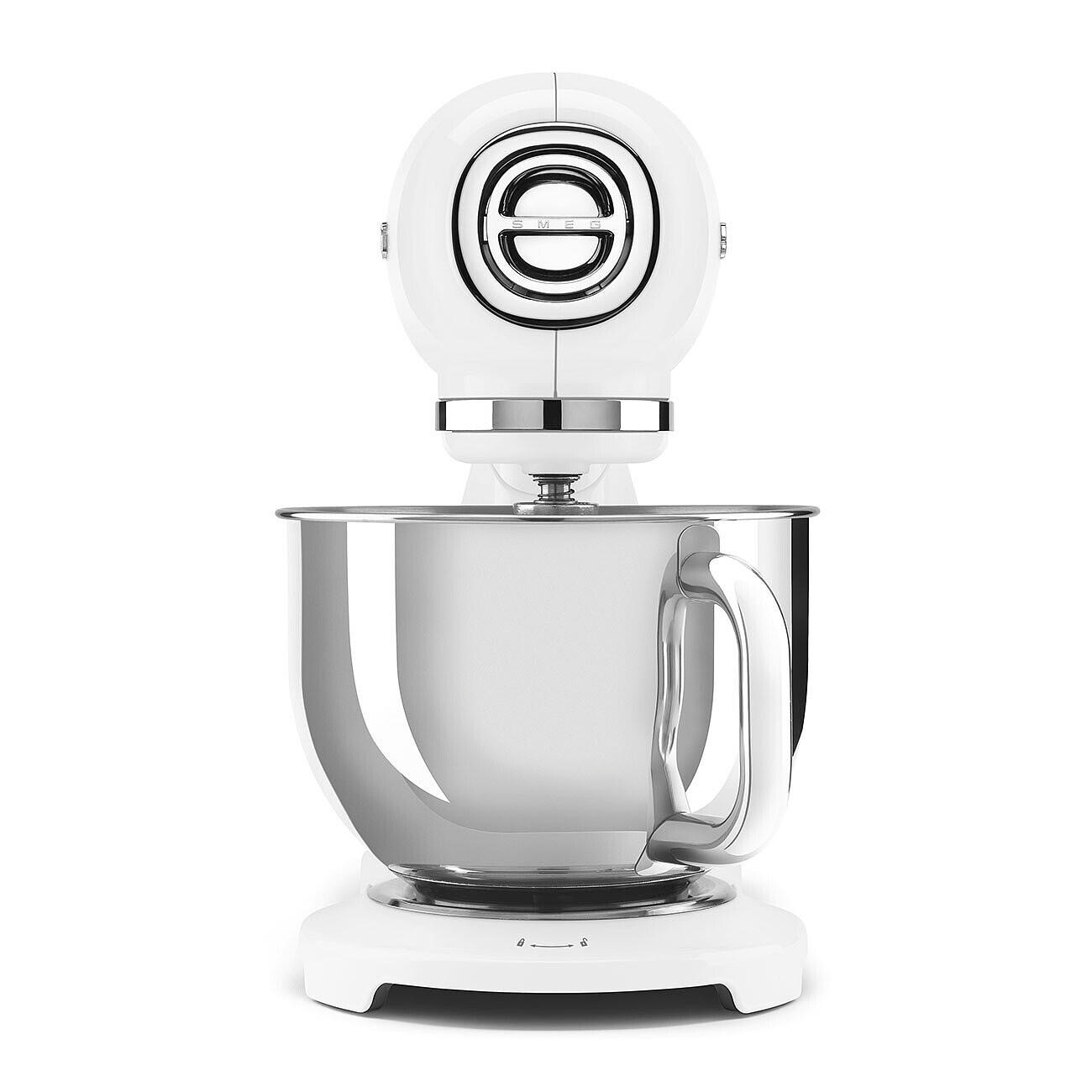 Ein weißer Küchenmixer. Er hat eine abgerundete Oberseite mit Logo, eine Edelstahlschüssel und eine weiße Basis mit Bedienelementen.
