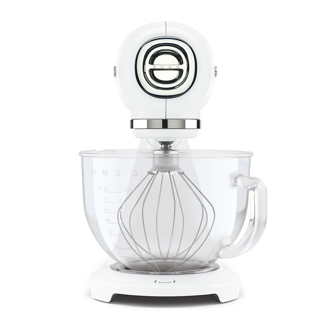 Ein weißer Küchenmixer mit einer transparenten Schüssel und Schneebesen. Der Mixer hat ein Retro-Design und ein metallisches Logo.