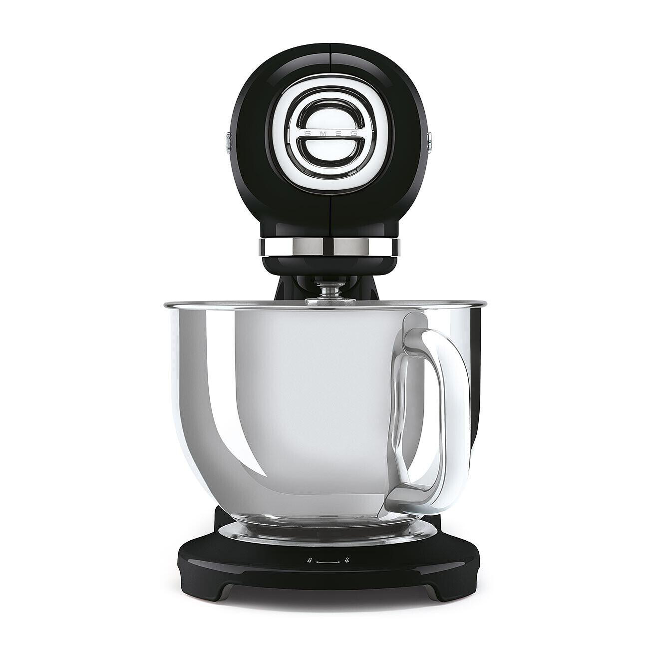 Ein schwarz-silberner Küchenmixer steht im Mittelpunkt. Er hat eine abgerundete Oberseite mit einem Zifferblatt und eine silberne Schüssel mit Griff.