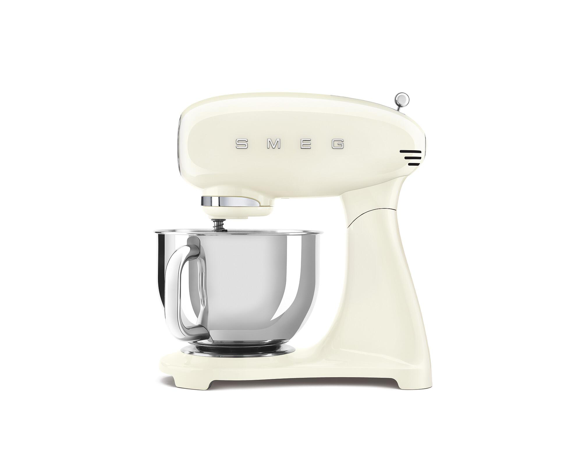 Cremefarbener Küchenmixer mit Edelstahlschüssel. Mit der Marke SMEG. Isoliert auf weißem Hintergrund.