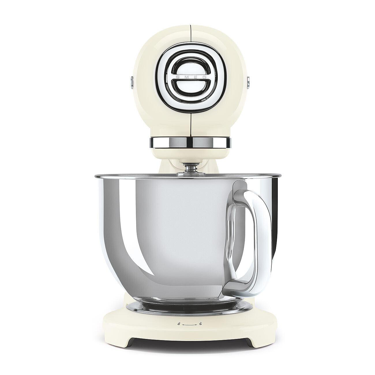 Cremefarbener Küchenmixer mit Edelstahlschüssel. Der Mixer hat einen runden Kopf mit Chromakzent und einem Drehregler.