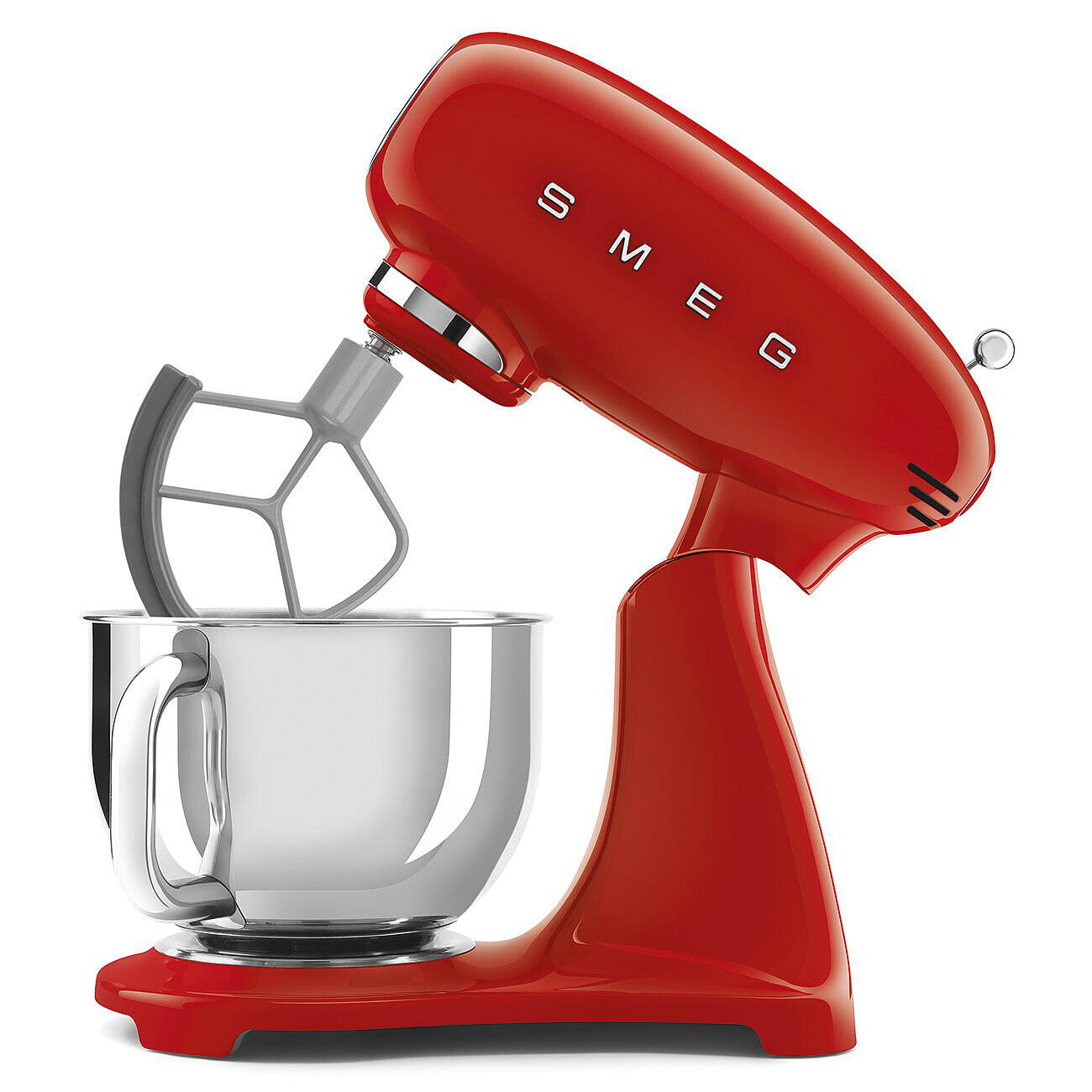 Ein roter SMEG-Küchenmixer. Er hat eine Edelstahlschüssel und einen grauen Rühraufsatz. Der Mixer steht vor weißem Hintergrund.
