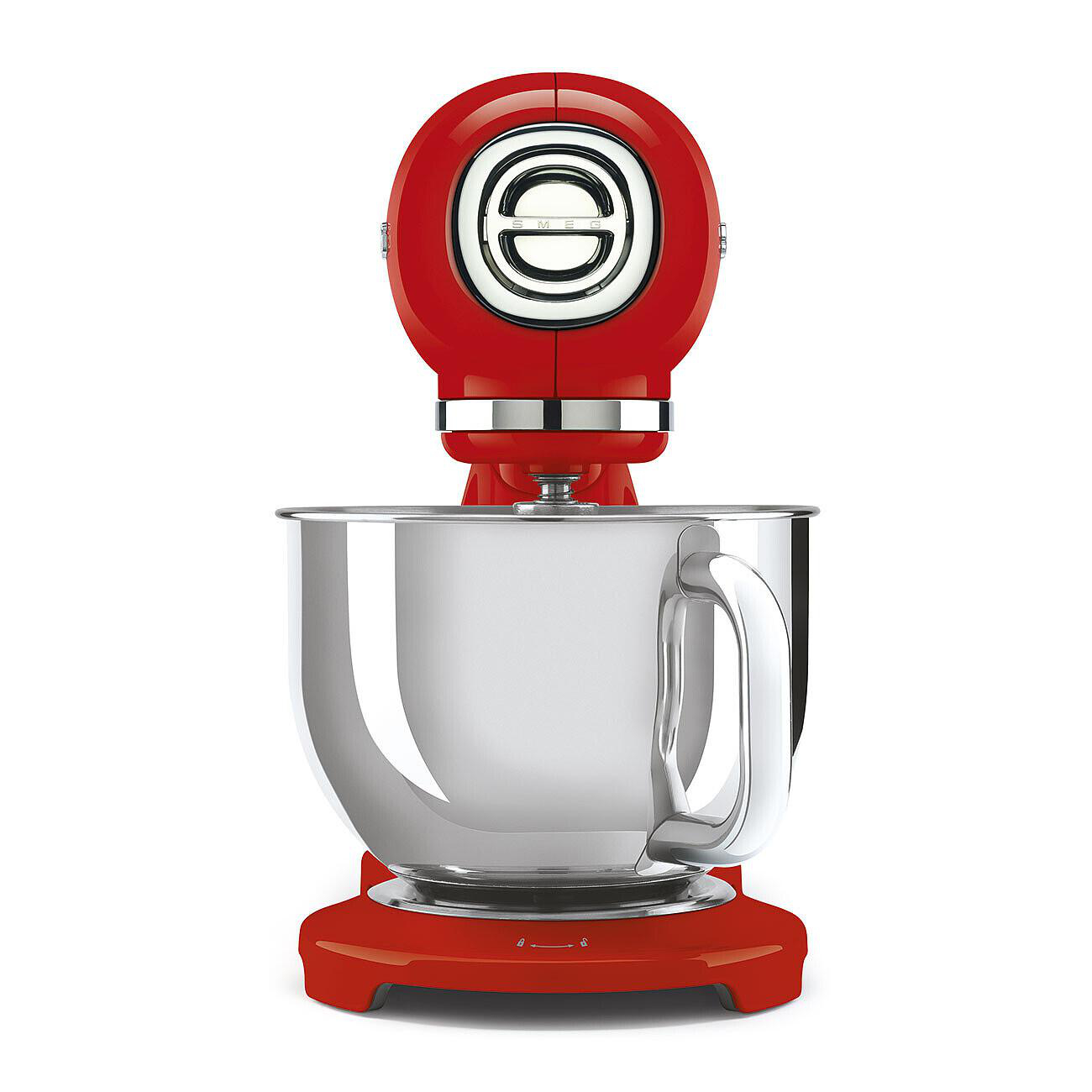 Ein roter Küchenmixer mit einer silbernen Schüssel. Der Mixer hat einen runden Kopf, ein silbernes Band und einen roten Sockel. Die Schüssel hat einen Griff.