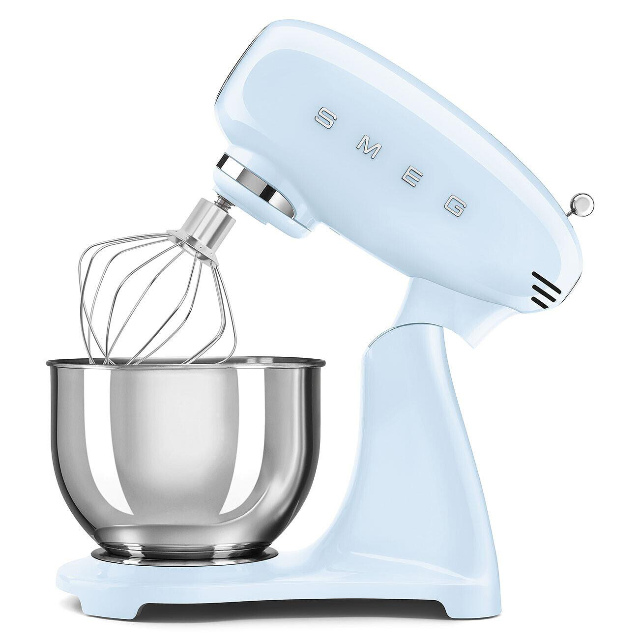 Ein hellblauer SMEG-Küchenmixer mit einer Edelstahlschüssel und Schneebesen. Der Mixer steht vor weißem Hintergrund.