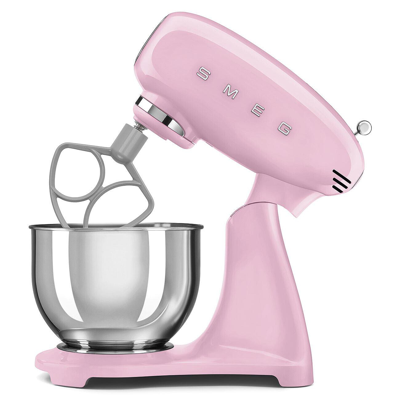 Ein rosa Smeg-Küchenmixer mit grauem Schläger und Edelstahlschüssel auf weißem Hintergrund.