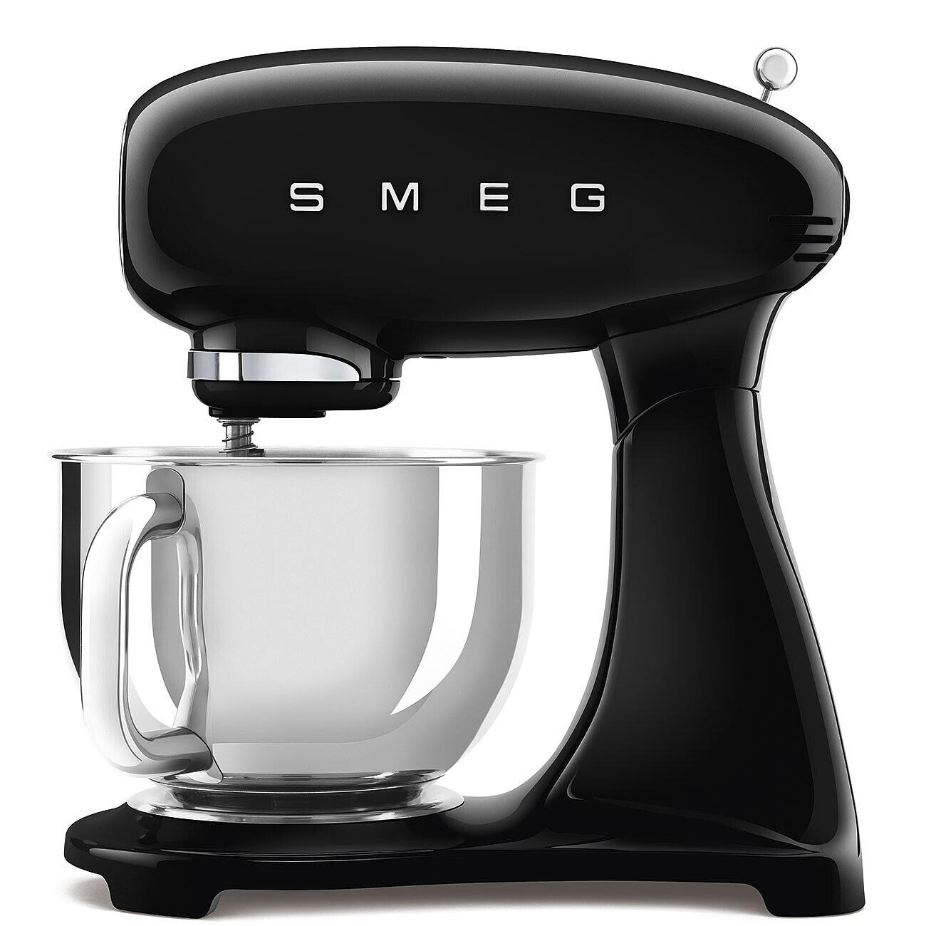Ein schwarzer SMEG-Küchenmixer mit einer silbernen Schüssel. Der Mixer steht auf einer weißen Oberfläche. Das Wort SMEG steht in Weiß auf dem Mixer.