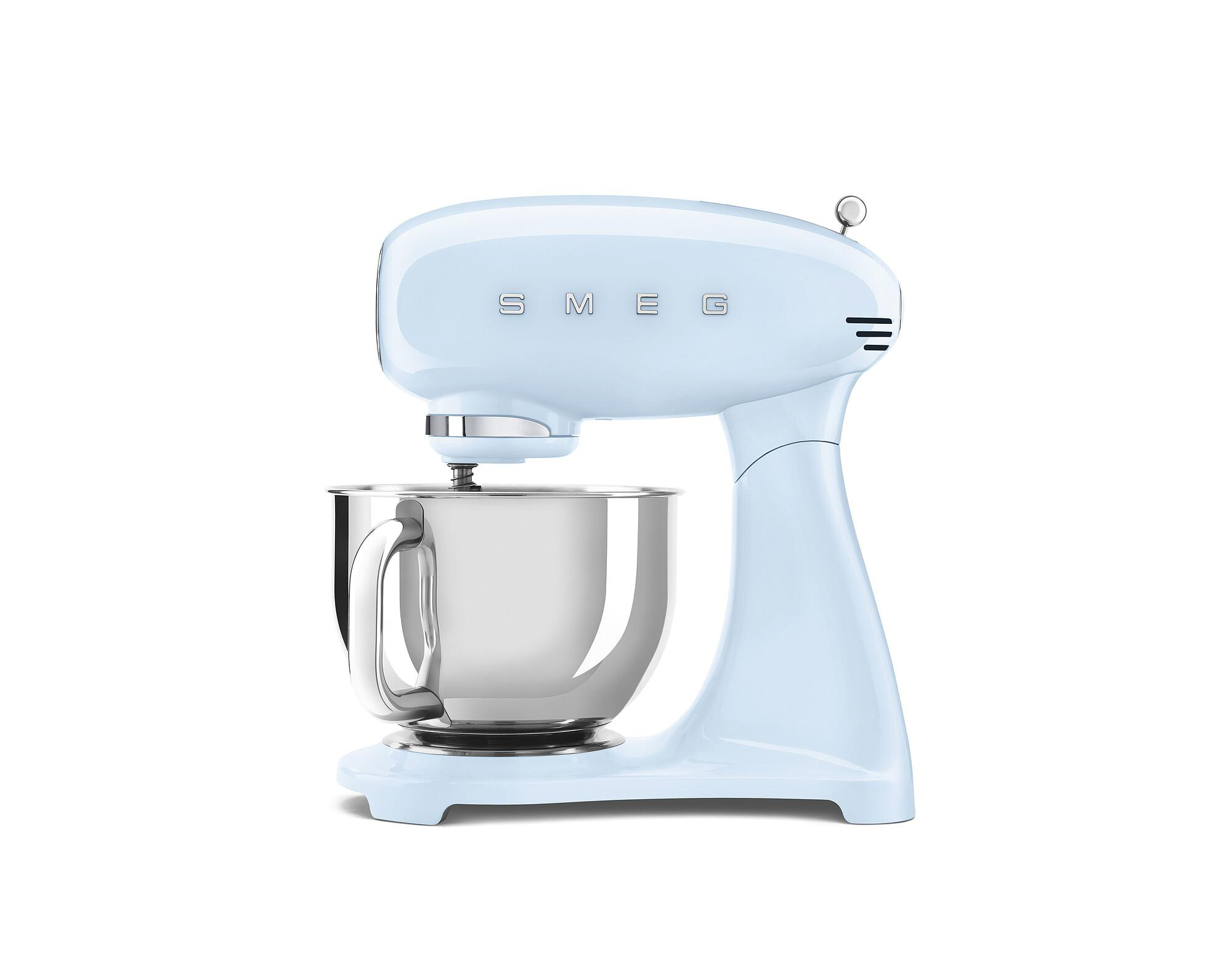 Hellblauer SMEG-Küchenmixer. Er hat eine Edelstahlschüssel. Der Markenname steht oben.