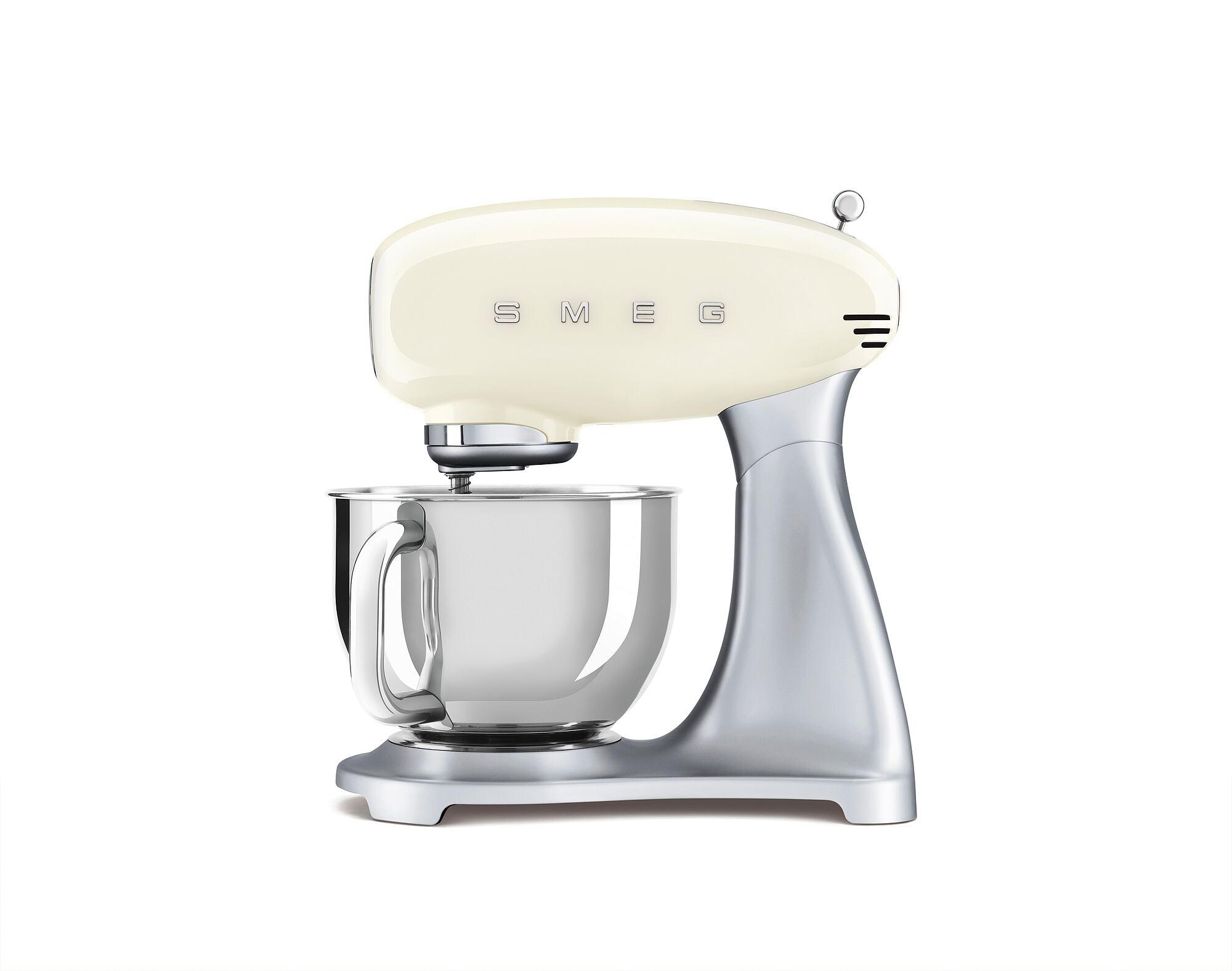 Creme-farbener SMEG-Küchenmixer auf weißem Hintergrund. Edelstahl-Schüssel und -Ständer. Der Markenname ist sichtbar.