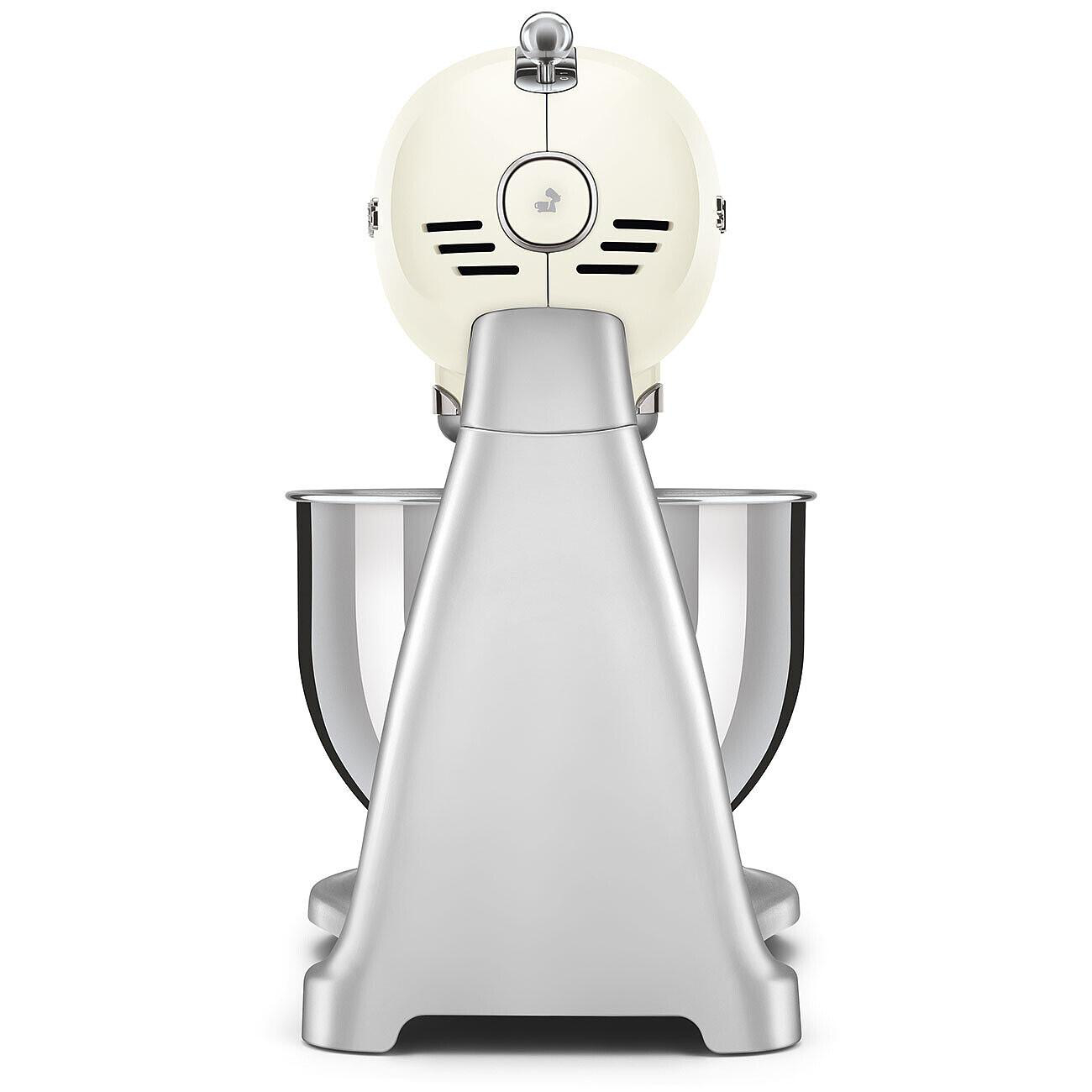 Cremefarbener Küchenmixer mit silbernen Akzenten. Er hat eine Schüssel und einen Metallsockel. Das Design ist retro.
