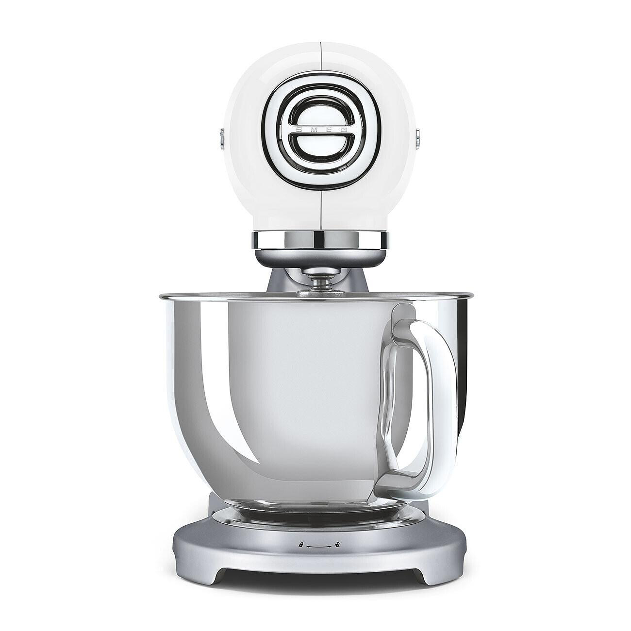 Ein weißer und silberner Küchenmixer, isoliert auf weißem Hintergrund. Er hat eine Schüssel, einen Kopf mit Markenlogo und einen Sockel.
