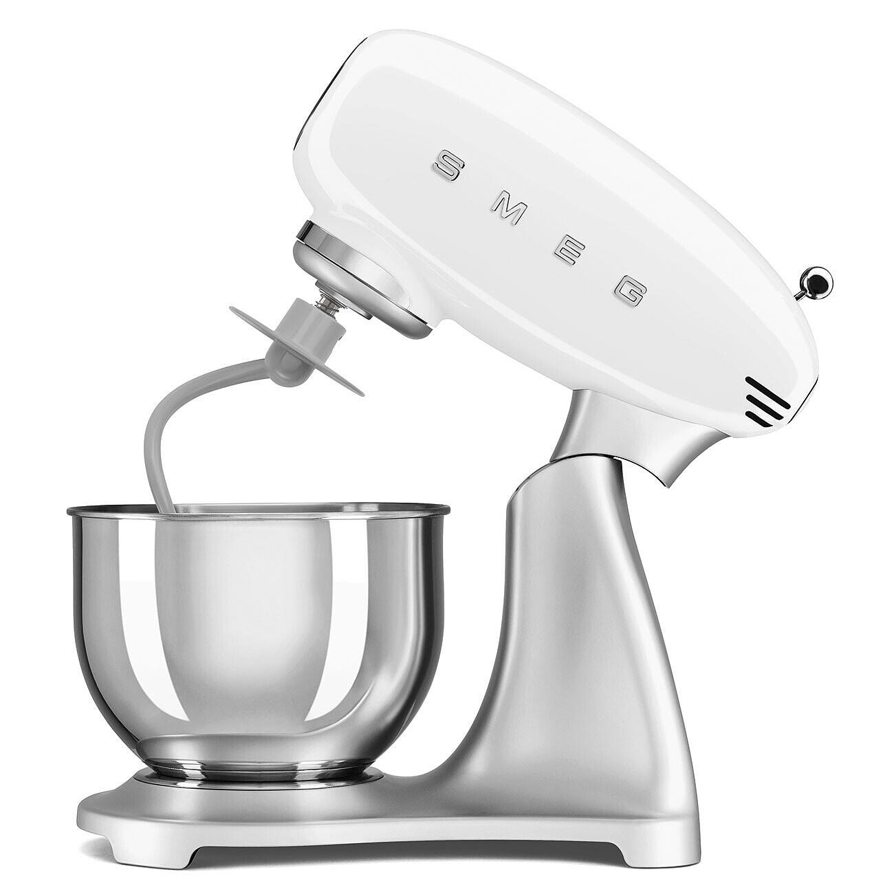 Ein weißer SMEG-Küchenmixer mit silberner Schüssel und Aufsätzen. Der Mixer steht auf weißem Hintergrund.
