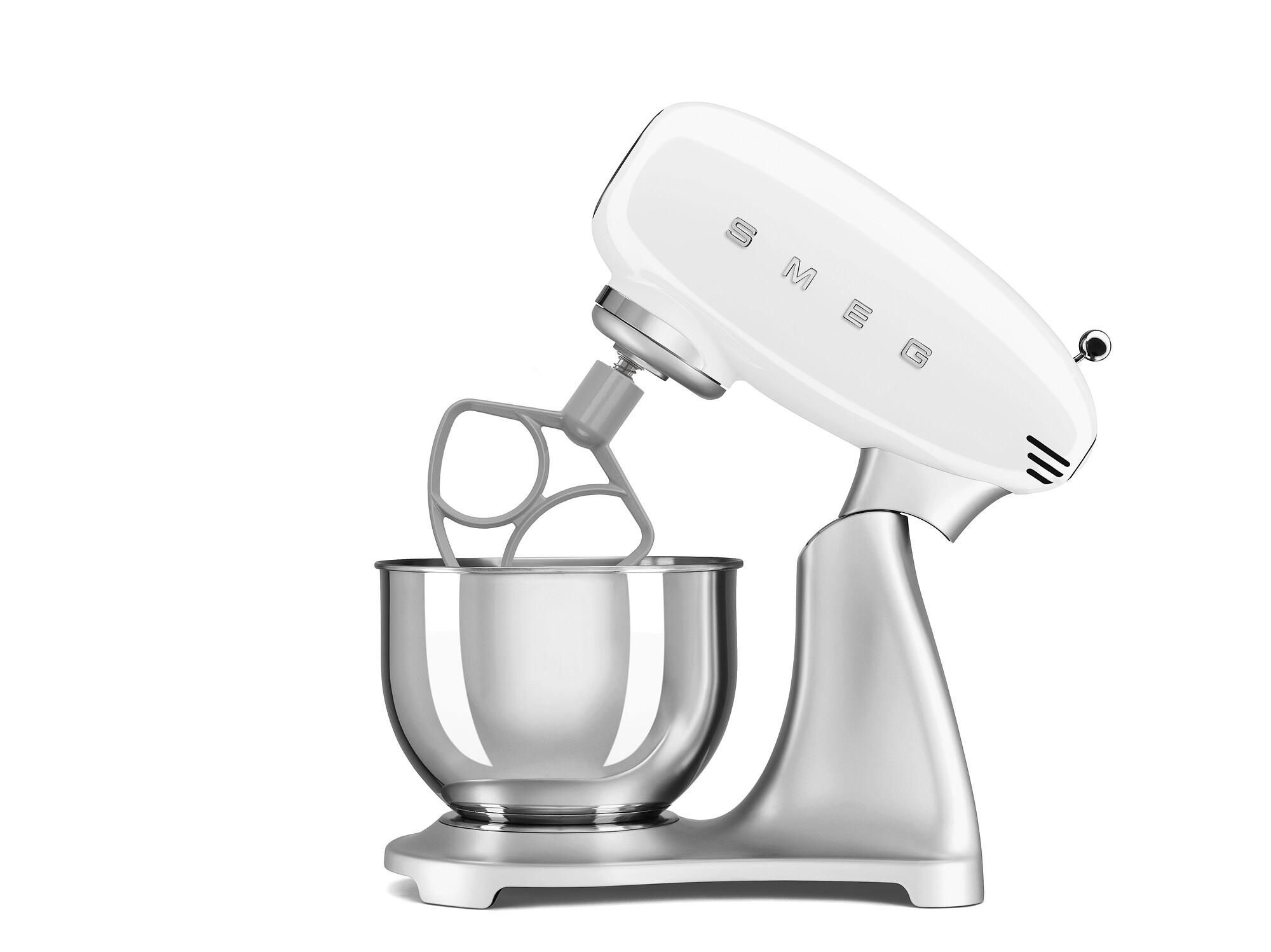 Ein weißer und silberner Küchenmixer mit Schüssel und Schlagbesen, isoliert auf weißem Hintergrund.
