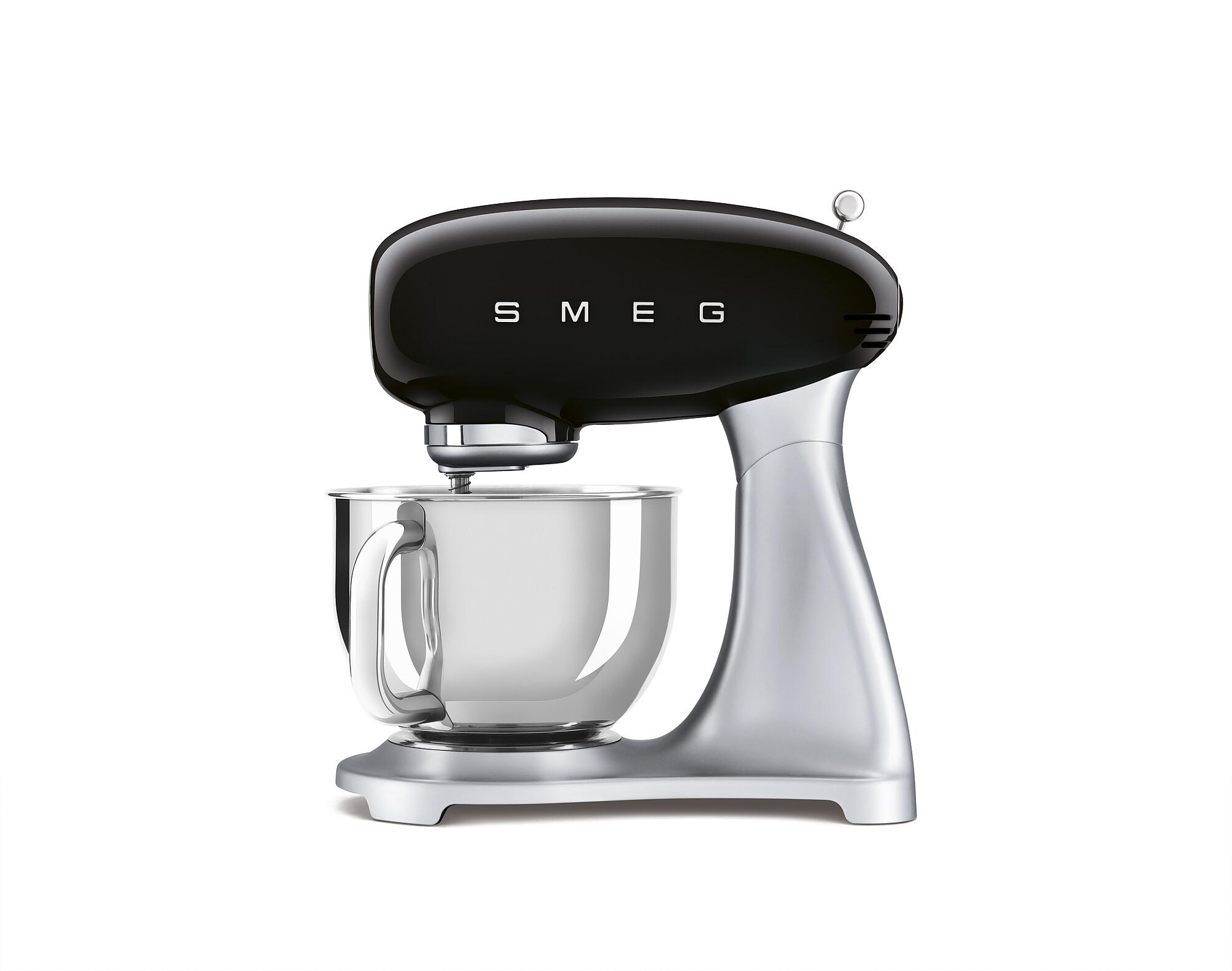 Ein schwarzer und silberner Smeg-Küchenmixer auf weißem Hintergrund. Er hat eine Schüssel und ein schwarzes Motorgehäuse.