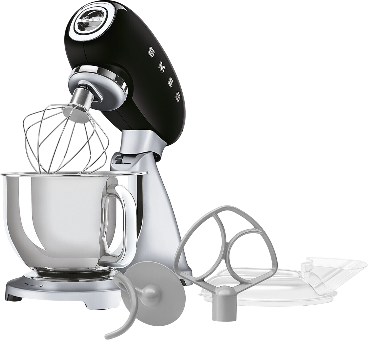 Ein schwarzer und silberner Smeg-Küchenmixer mit Aufsätzen, darunter ein Schneebesen, ein Knethaken und ein Spritzschutz, auf schwarzem Hintergrund.