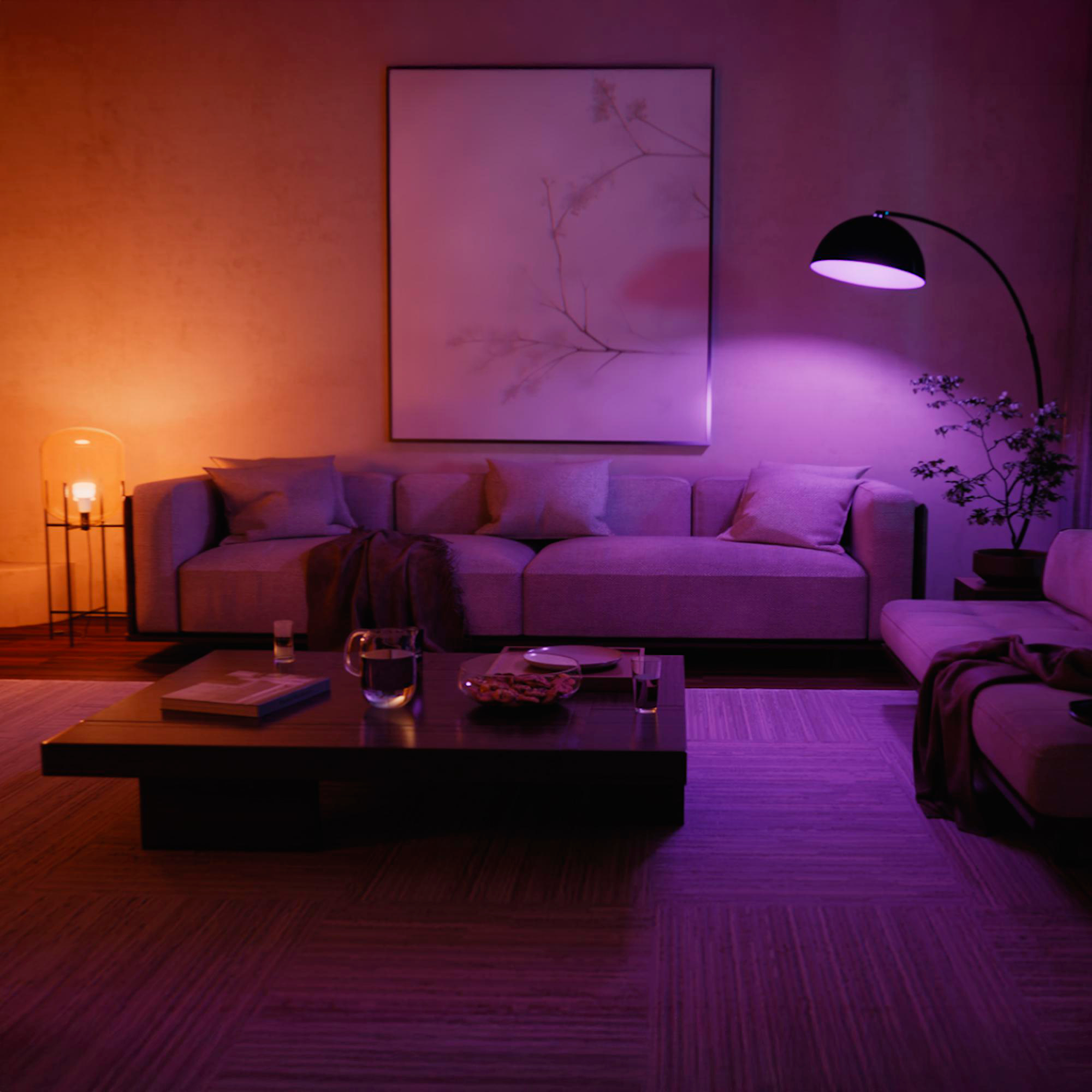Wohnzimmer mit Sofa, Couchtisch, Lampe und Kunst. Eine gemütliche Szene mit warmer und kühler Beleuchtung.