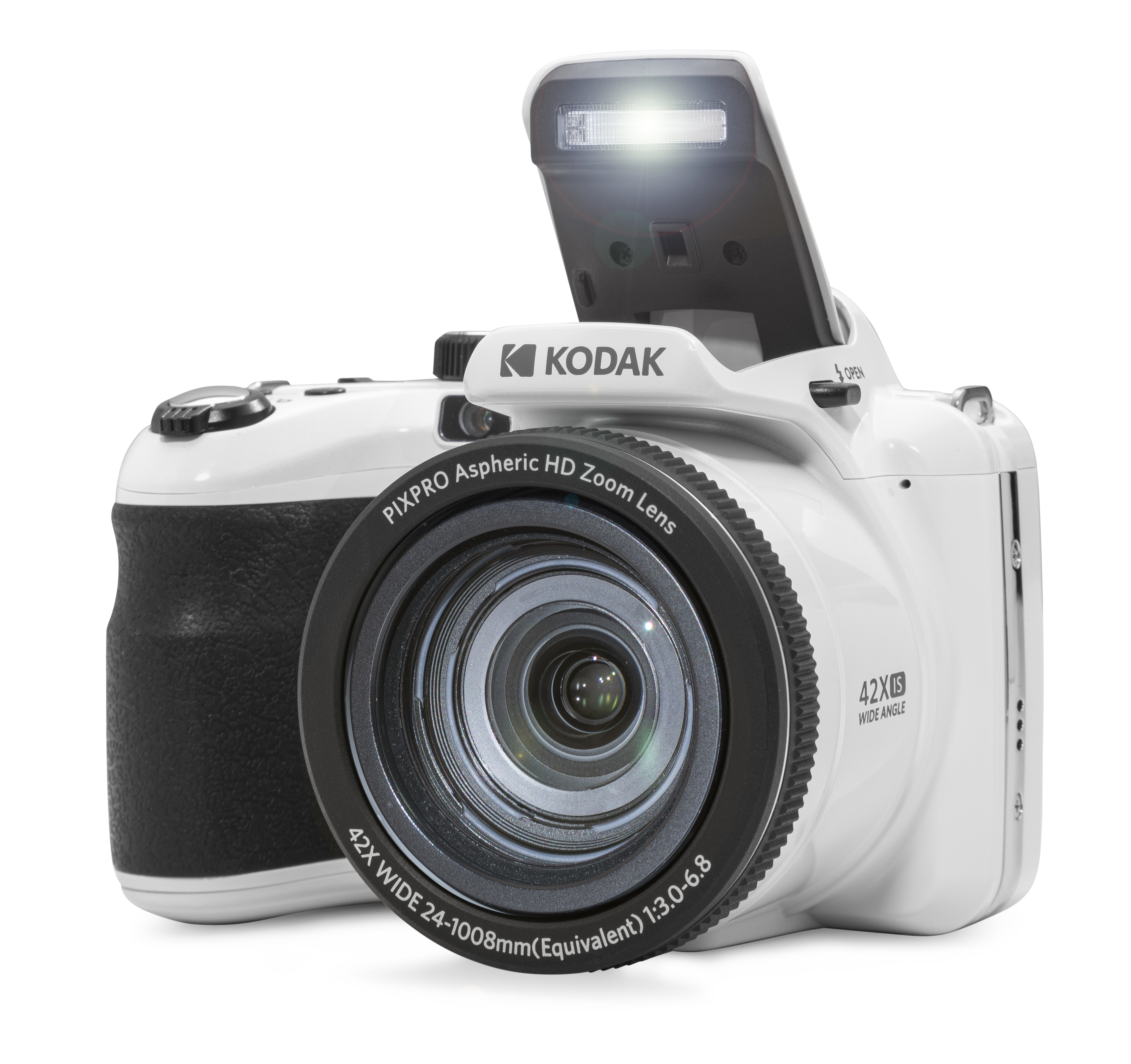 Flaşlı beyaz bir Kodak Pixpro kamera. Siyah bir merceğe ve tutamağa sahiptir. Flaş açıktır ve yanmaktadır.
