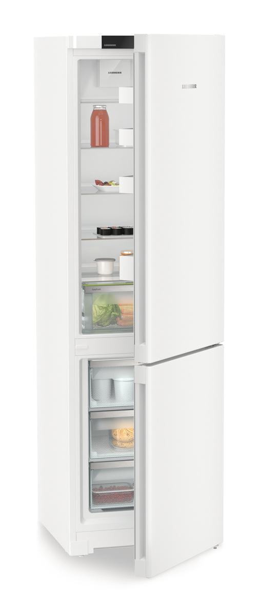 Ein weißer Kühlschrank mit geöffneter Tür, die Regale mit Lebensmitteln wie einem Glas, Sushi, Behältern und Gemüse zeigt.