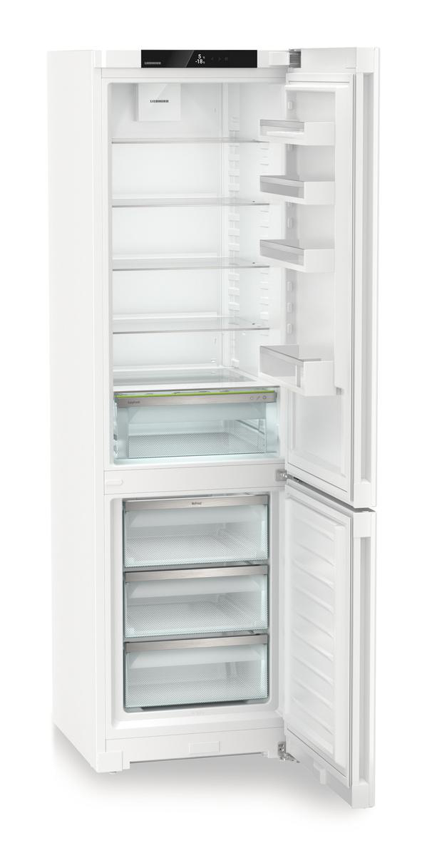 Ein weißer Kühlschrank ist geöffnet und zeigt Regale und Schubladen. Die Tür ist offen und zeigt das Innere mit Regalen und Schubladen.