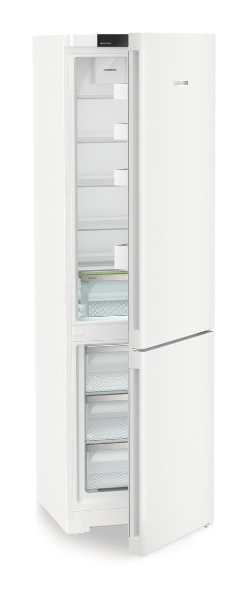 Ein weißer Kühlschrank mit offener Tür, der Regale und Schubladen zeigt. Der Markenname ist sichtbar.
