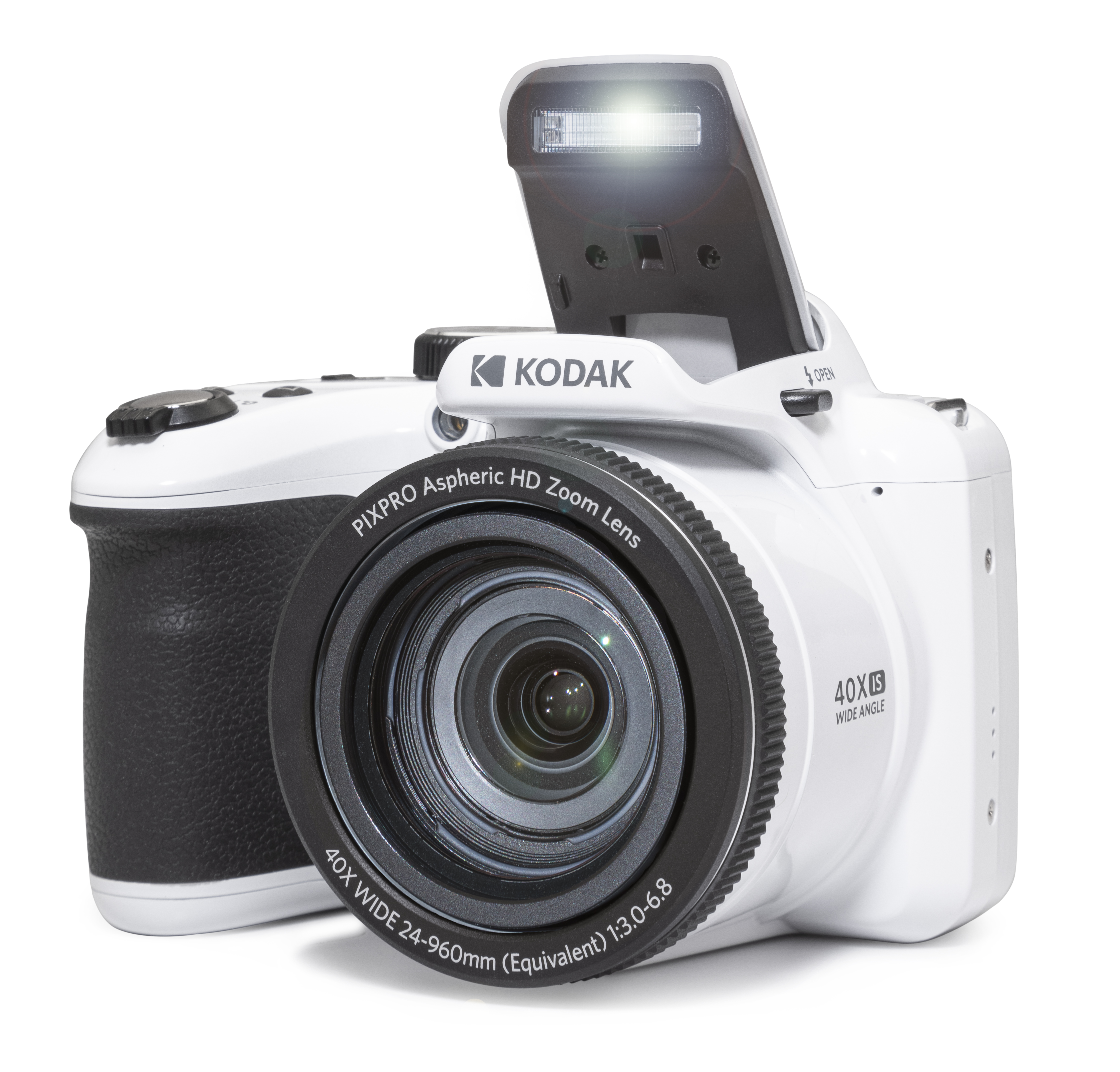 Uzatılmış flaşlı beyaz bir Kodak dijital fotoğraf makinesi. Lens siyahtır ve tutacak dokulu siyahtır.