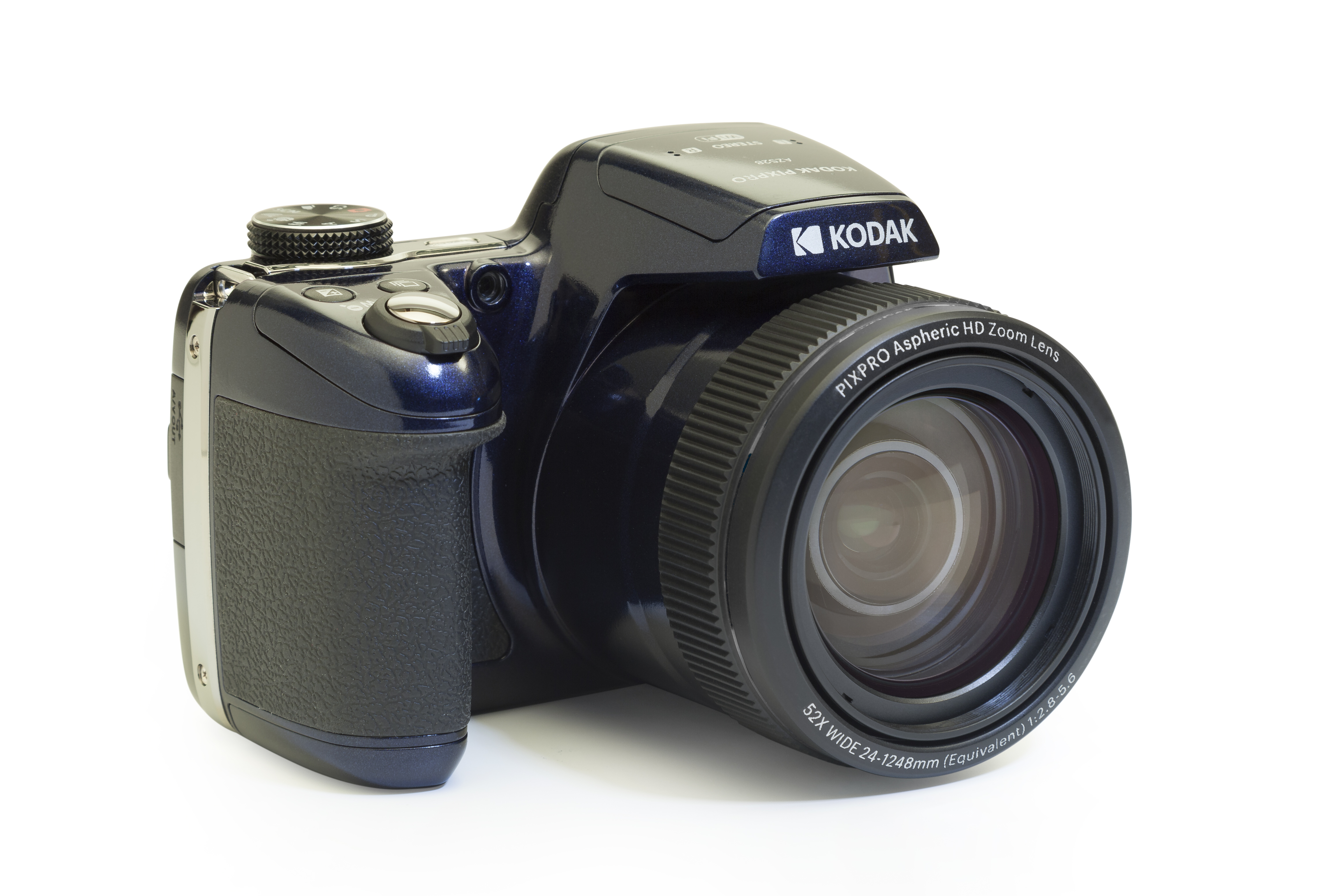 Beyaz zemin üzerinde mavi bir Kodak Pixpro kamera. Lens belirgin. Üstte Kodak logosu. Arka plan beyaz.