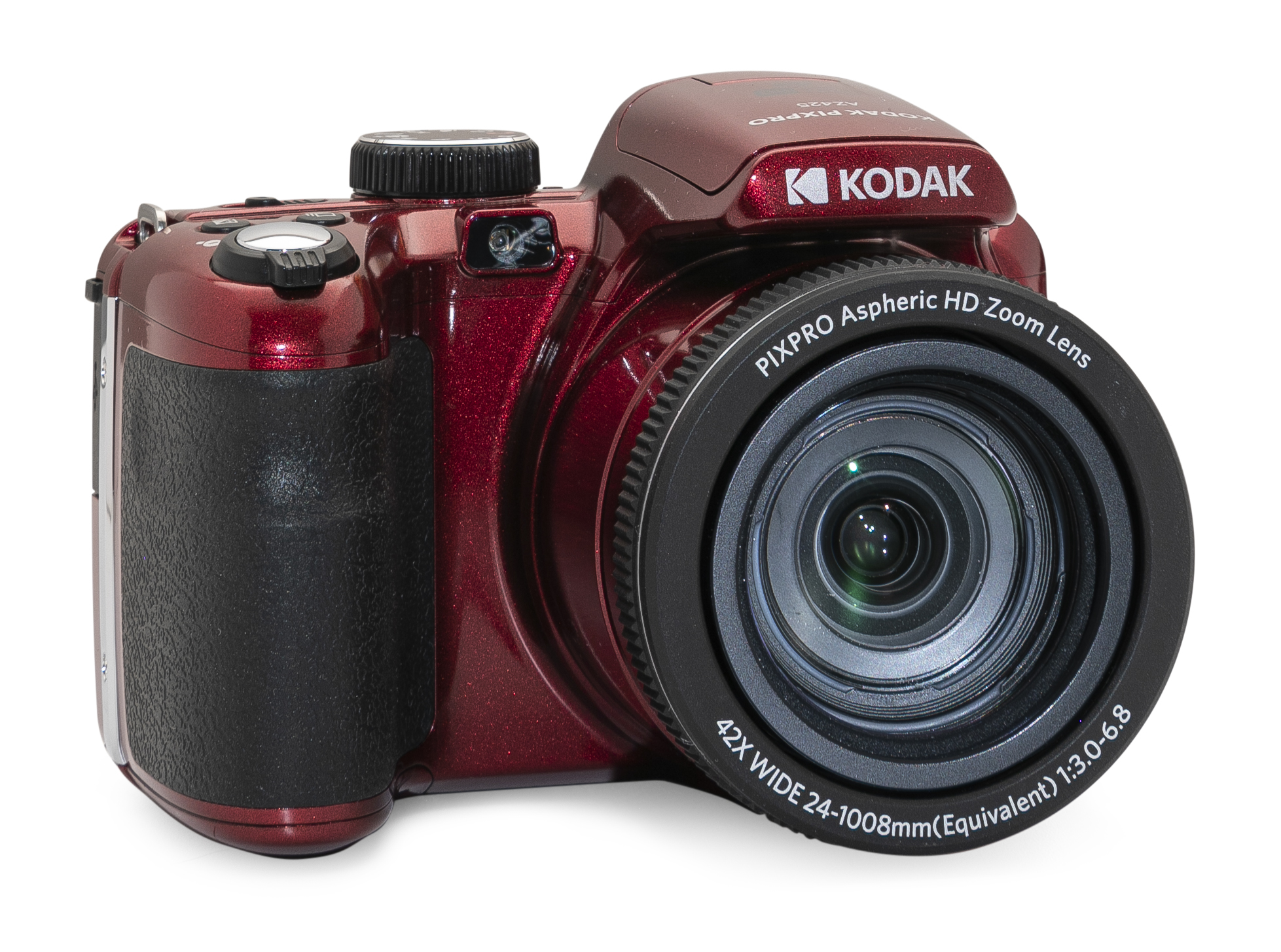 Beyaz zemin üzerinde kırmızı bir Kodak Pixpro kamera. Büyük bir lensi, flaşı ve çeşitli düğmeleri var. Kamera yeni.