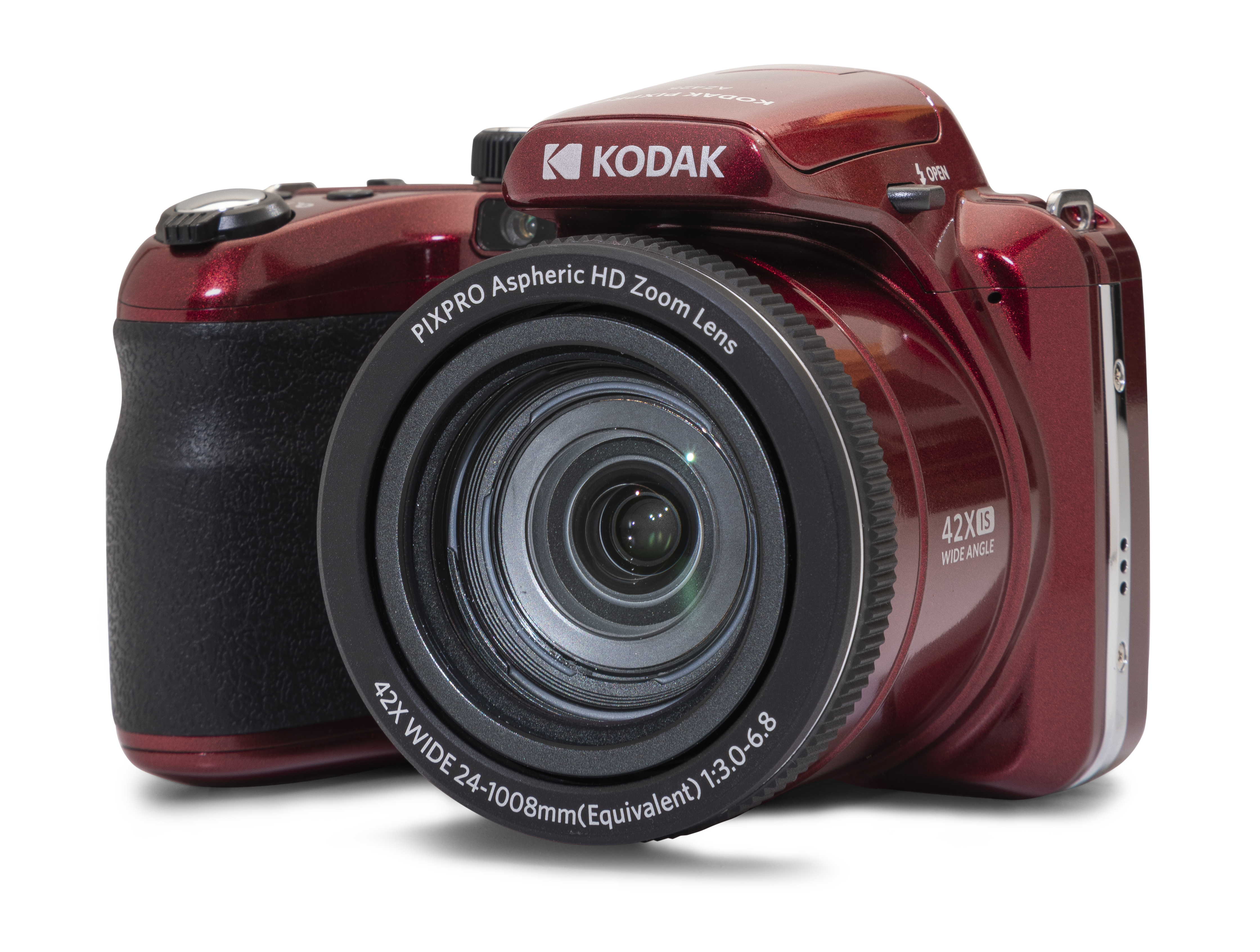 Kırmızı bir Kodak dijital fotoğraf makinesi. Büyük bir lensi, bir tutacağı ve Kodak logosu vardır. Arka plan beyazdır.